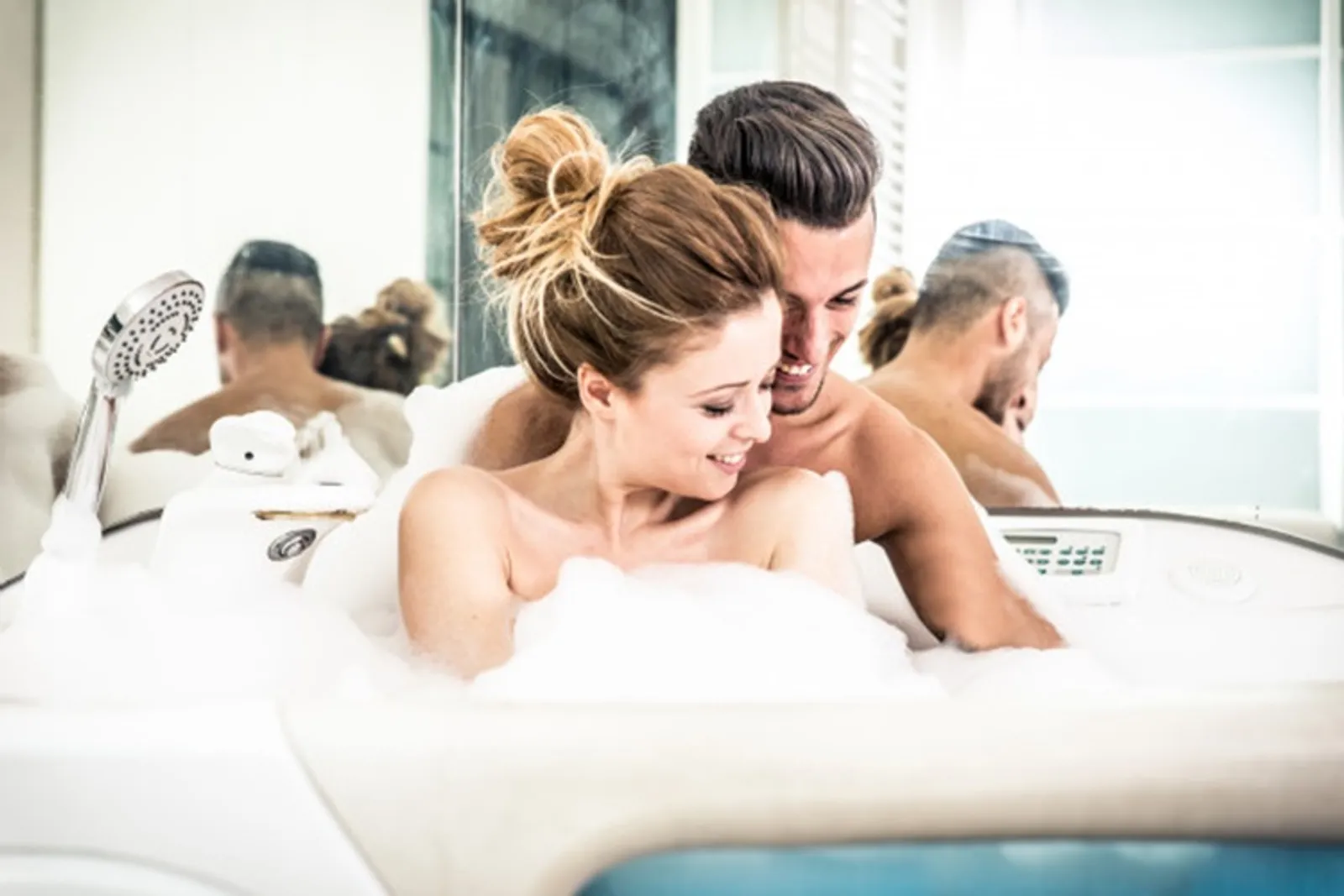 Romantis! 5 Cara Berhubungan Seks di Bathtub Agar Makin Intim