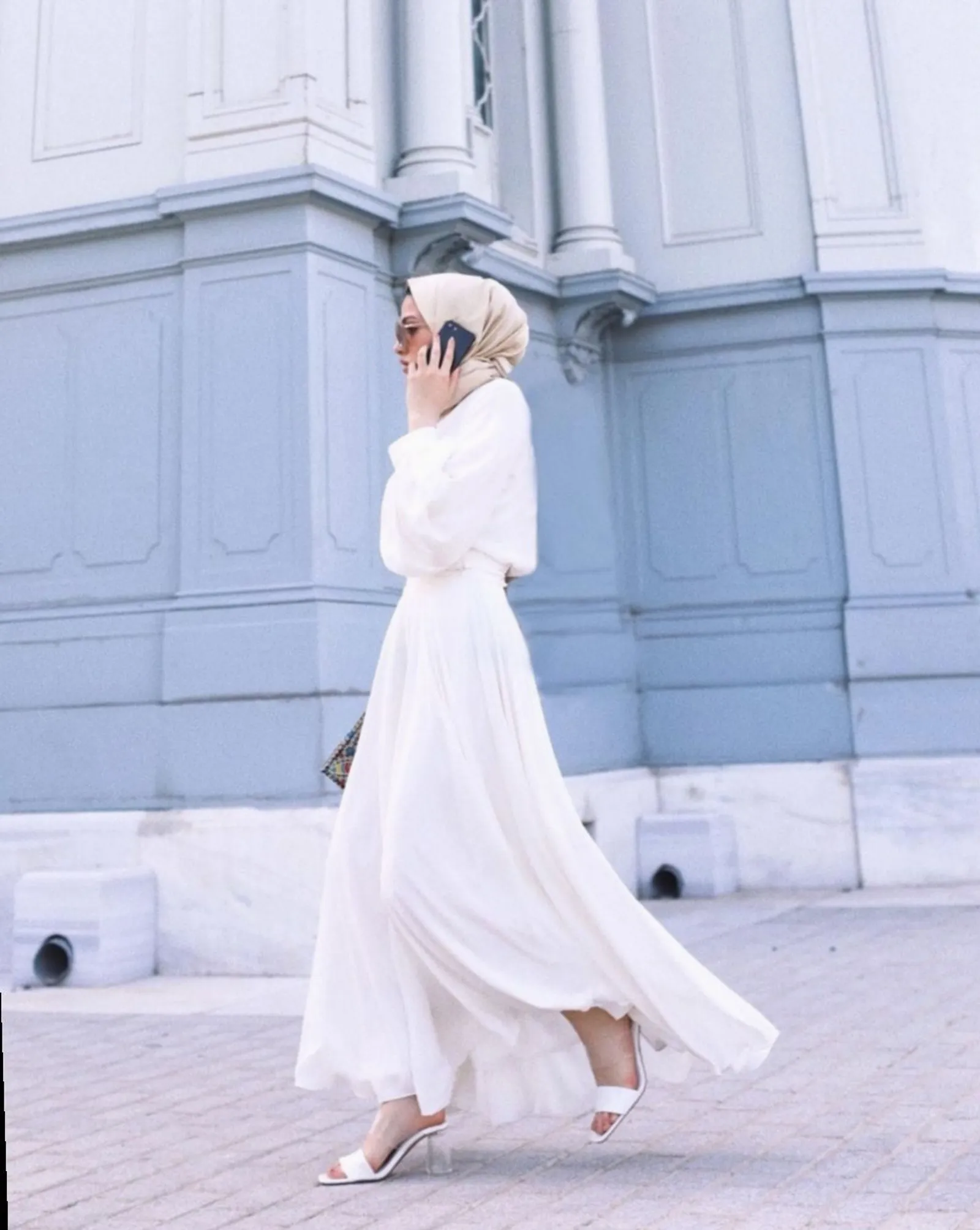 Inspirasi Busana Lebaran Pakai Baju Putih, Chic Banget!