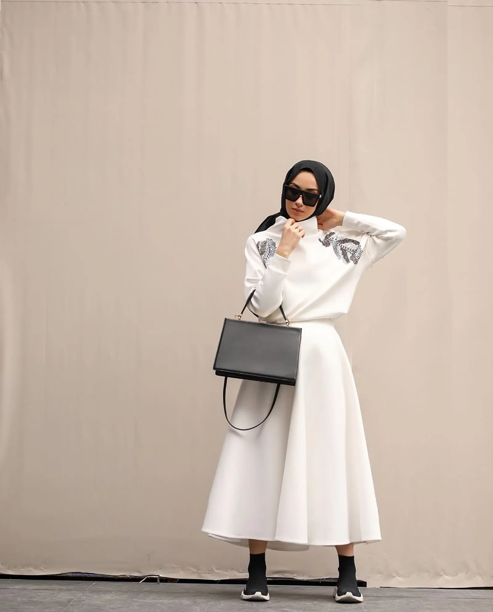 Inspirasi Busana Lebaran Pakai Baju Putih, Chic Banget!
