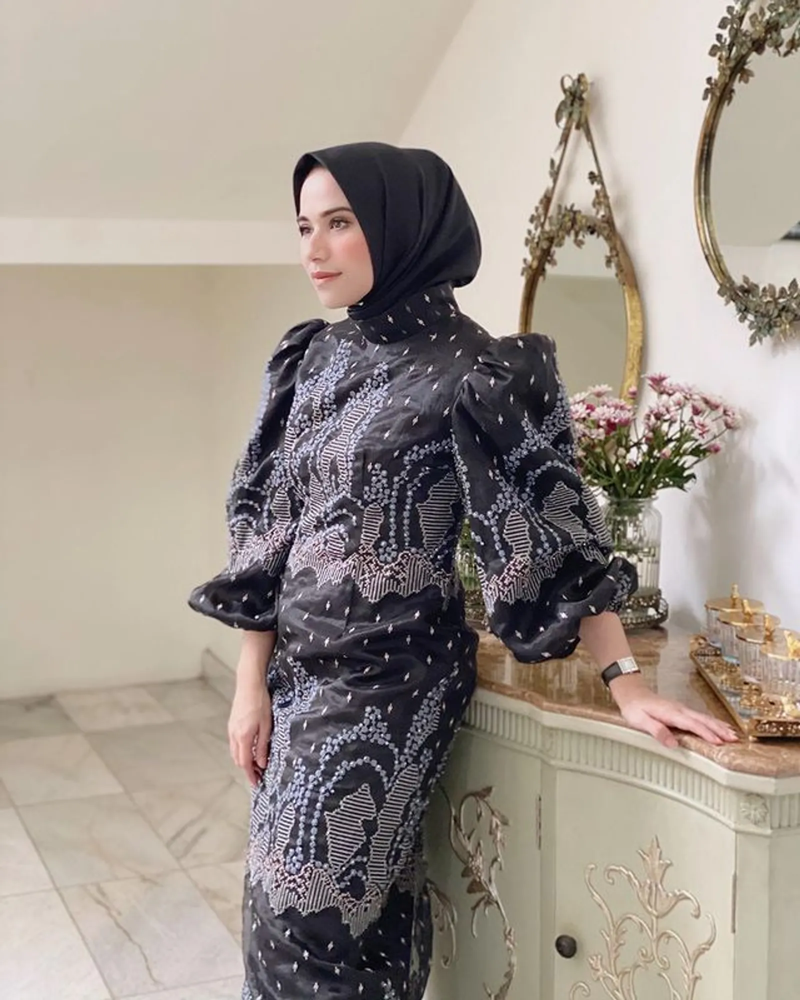 Cinta Khanaan Shamlan pada Batik hingga Menjadi Brand Identity