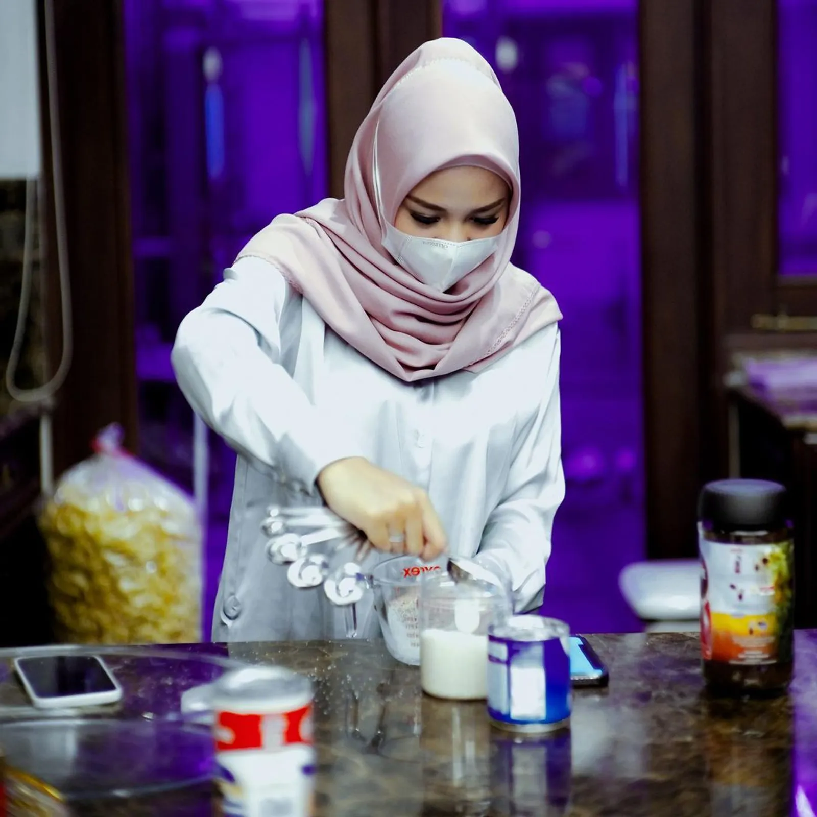 Sambut Ramadan, Intip Gaya Baru Aurel Hermansyah Menggunakan Hijab