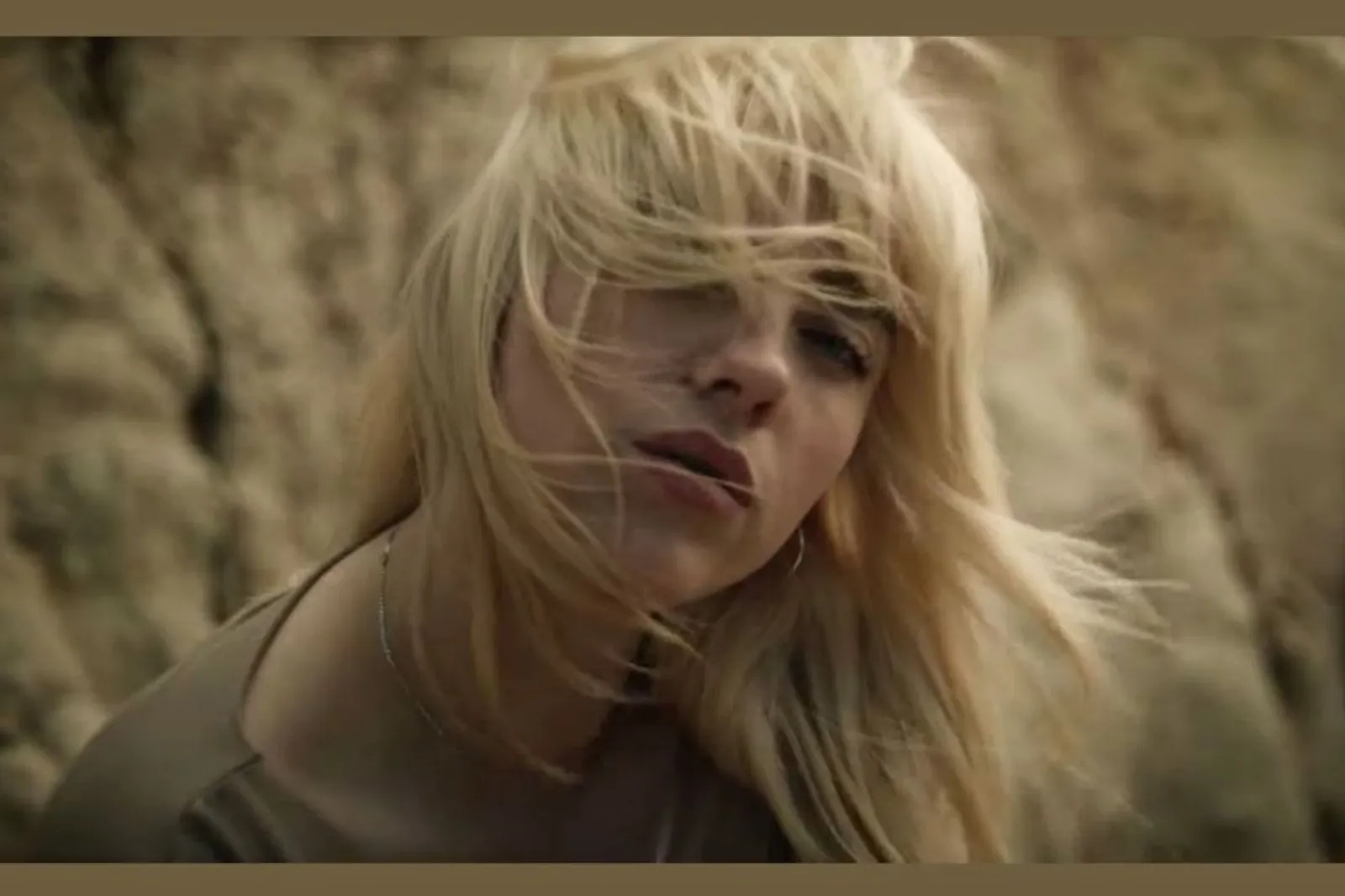Dililit Anaconda, Ini Video Klip Terbaru Billie Eilish, "Your Power"