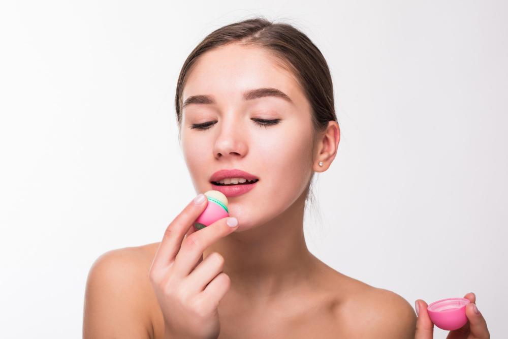 5 Trik Ubah Tampilan Lipstik Matte jadi Glossy