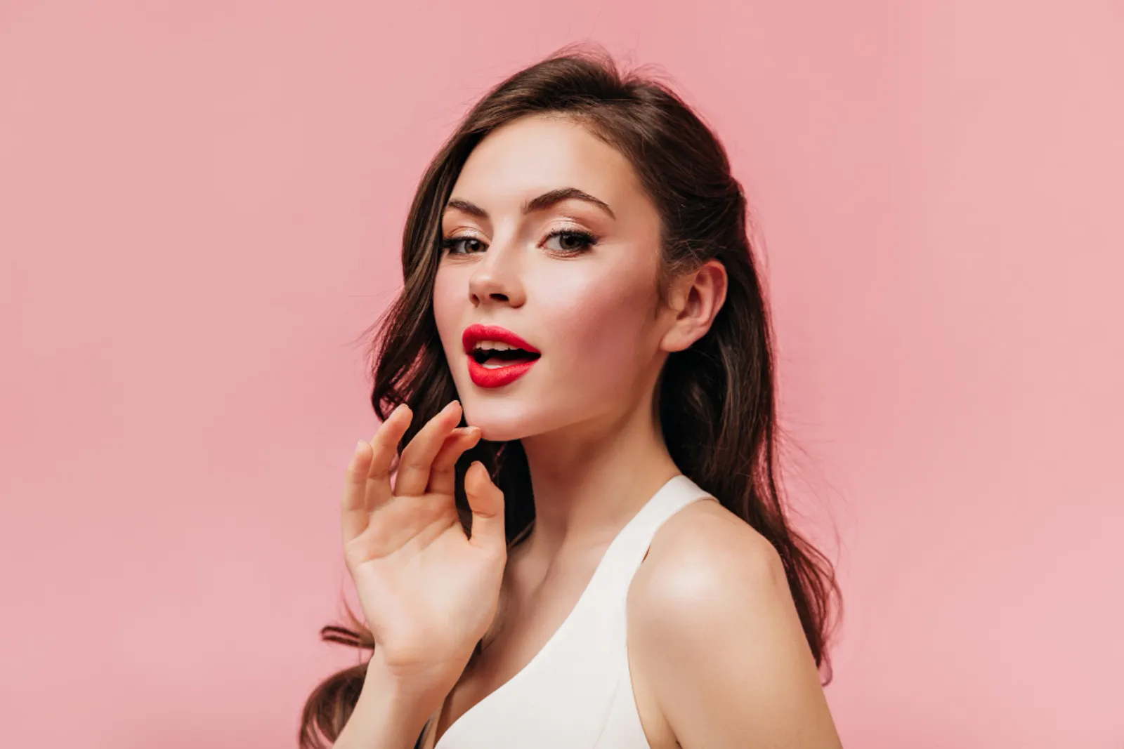 5 Trik Ubah Tampilan Lipstik Matte jadi Glossy