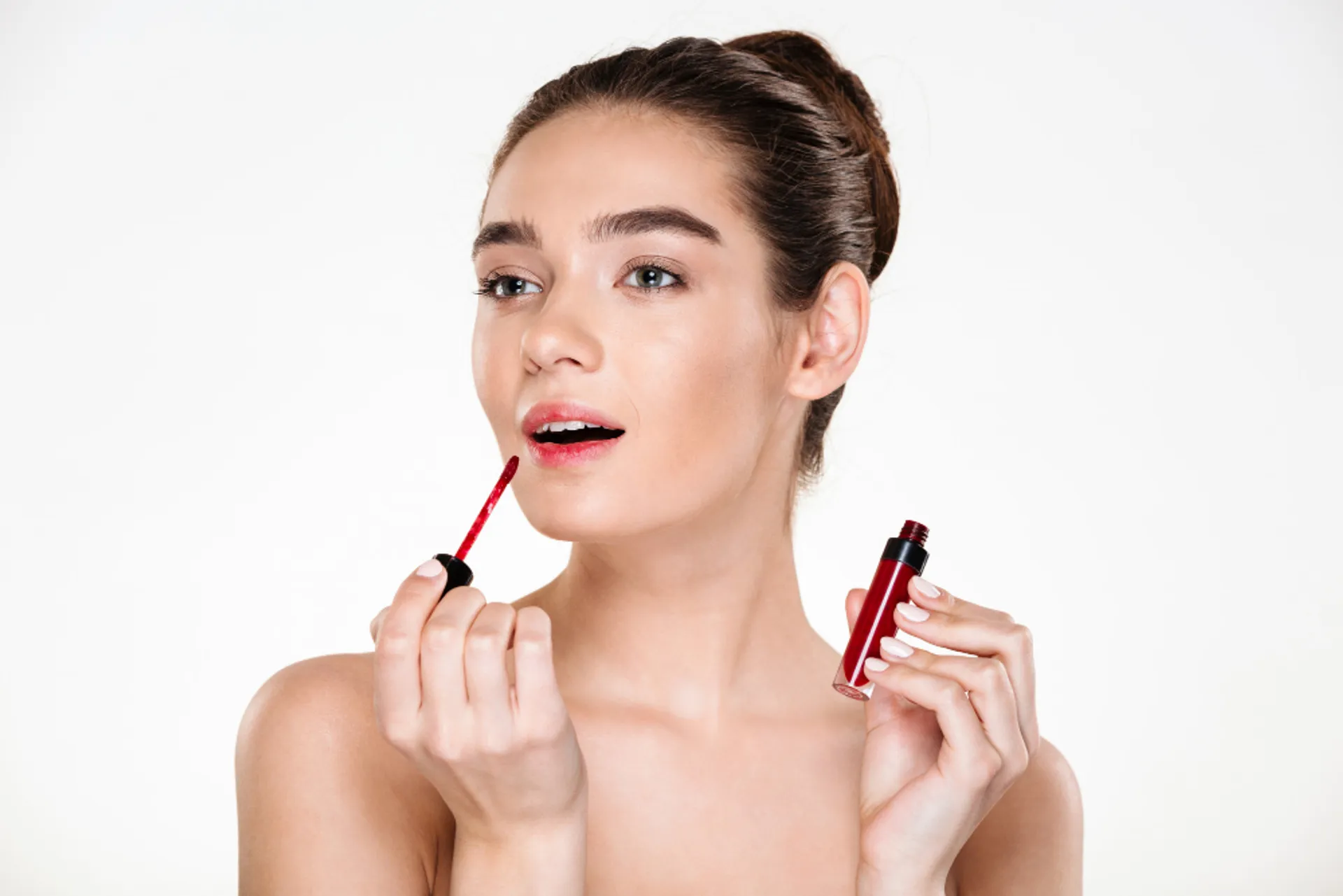 5 Trik Ubah Tampilan Lipstik Matte jadi Glossy