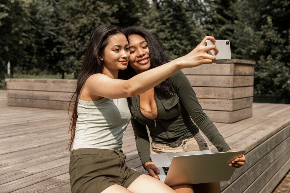 Ini 5 Ciri Fake Friend yang Manipulatif dan Penuh Kepalsuan