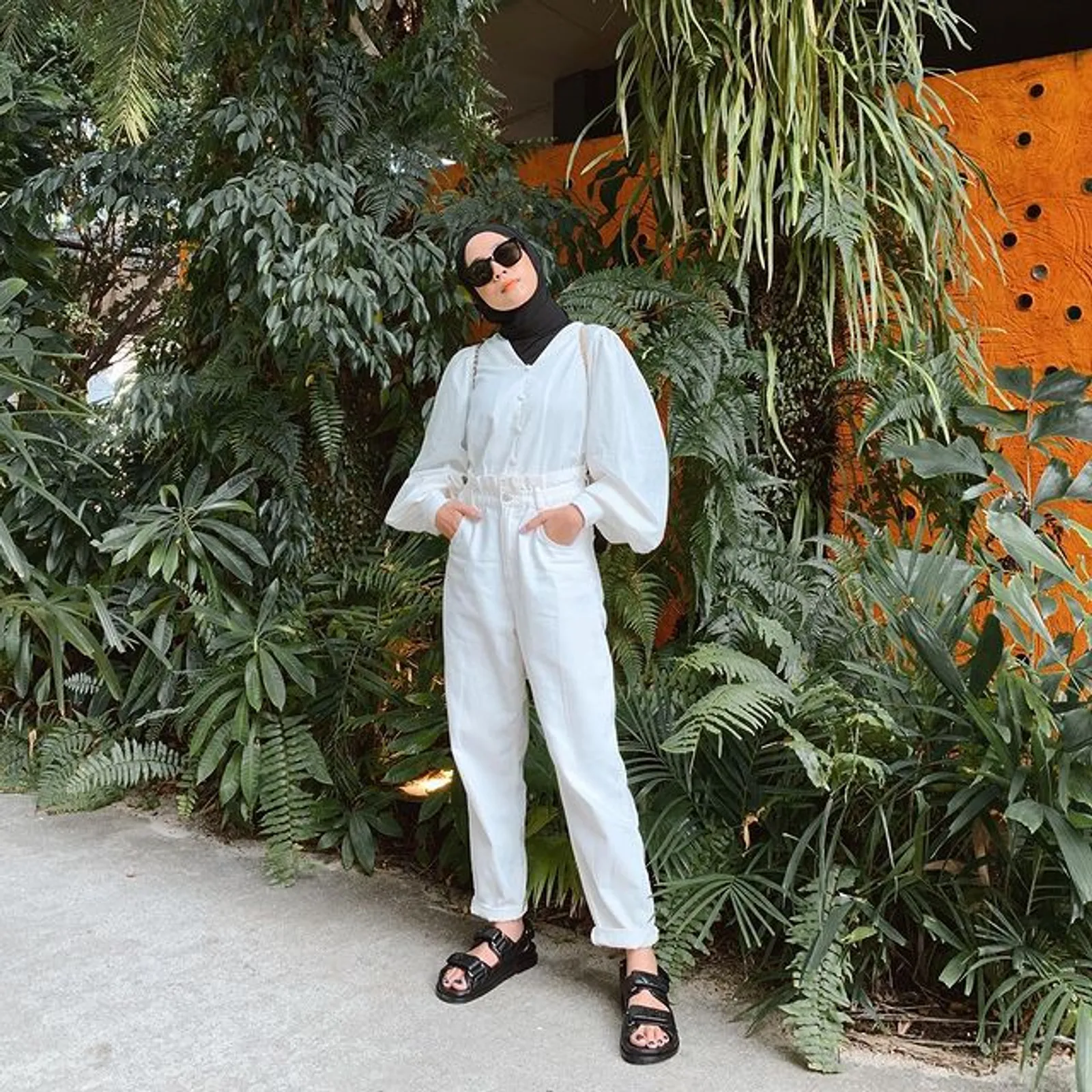 Inspirasi Busana Lebaran Pakai Outfit Putih untuk Hijabers