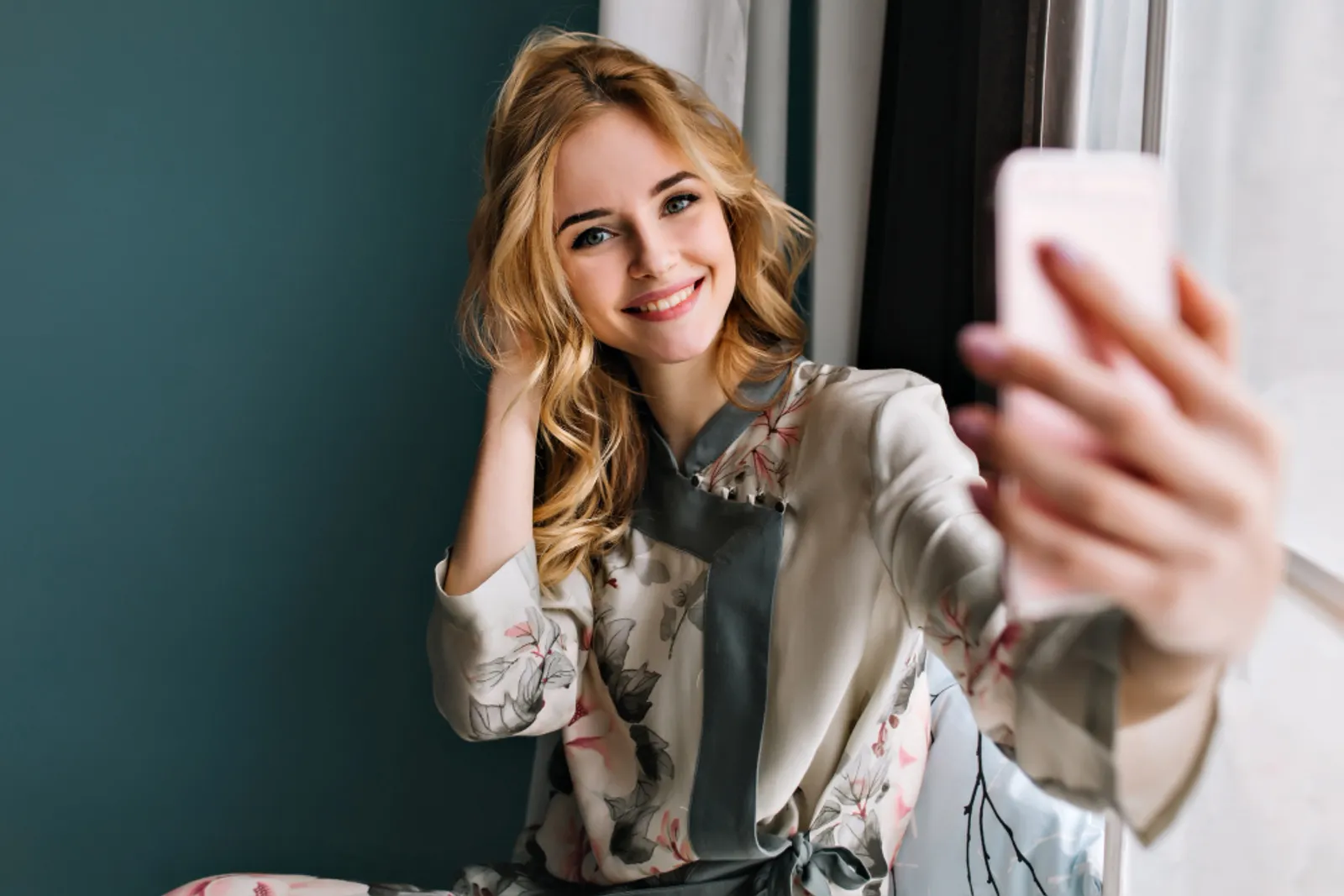 No Filter! 5 Trik Aplikasikan Makeup Flawless Saat Selfie