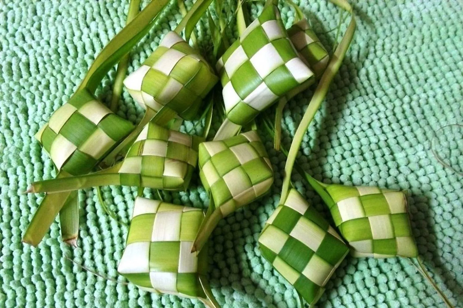 Ini Tips Menganyam dan Menyimpan Ketupat Lebaran Agar Tahan Lama