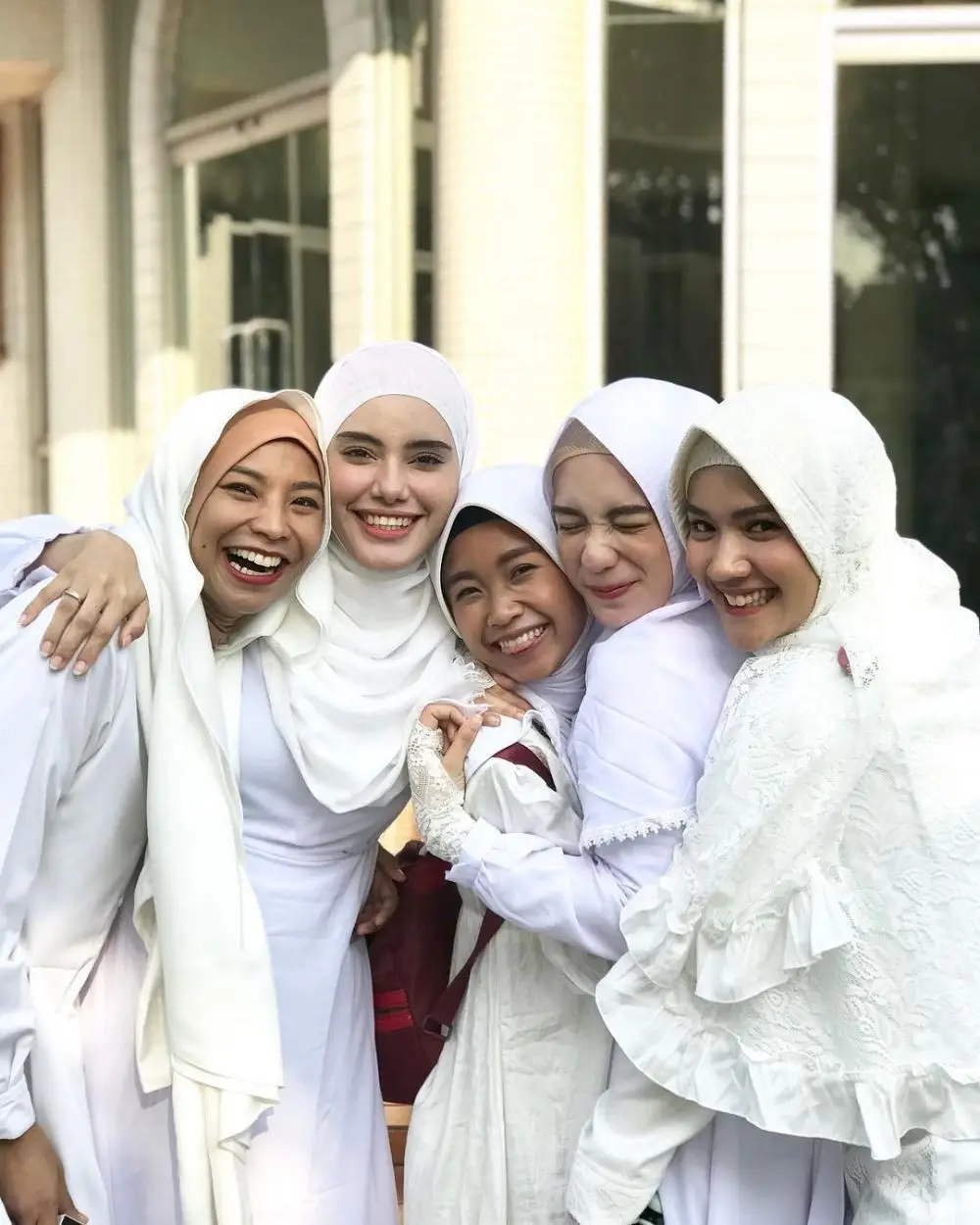 Curi Perhatian! Ini 10 Potret Geng Sosialita Istri Arya Saloka