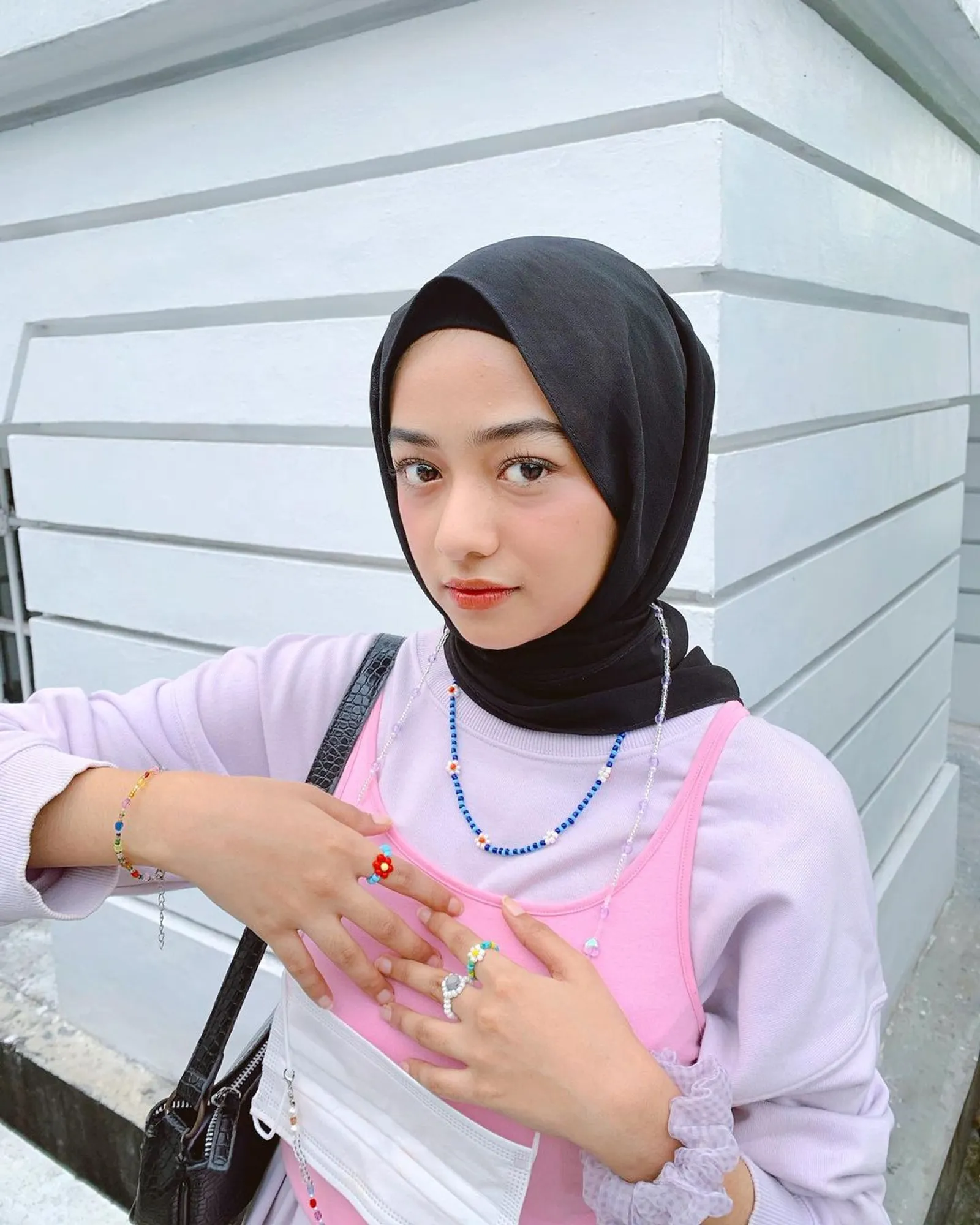 Model Kalung yang Cocok Dipakai untuk Perempuan Berhijab