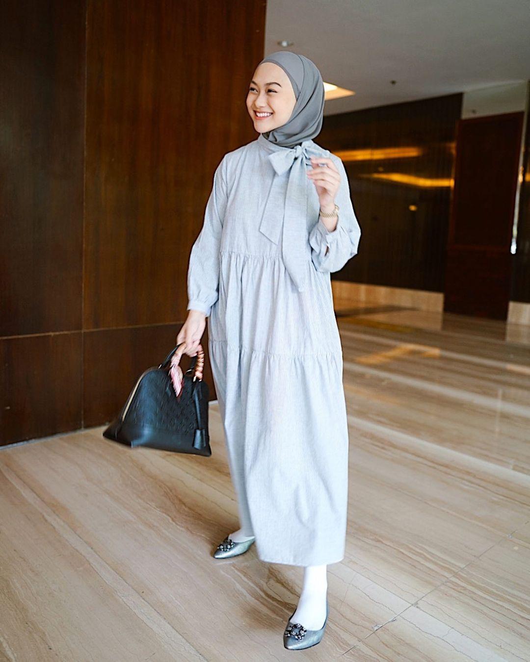 Model dress clearance hijab