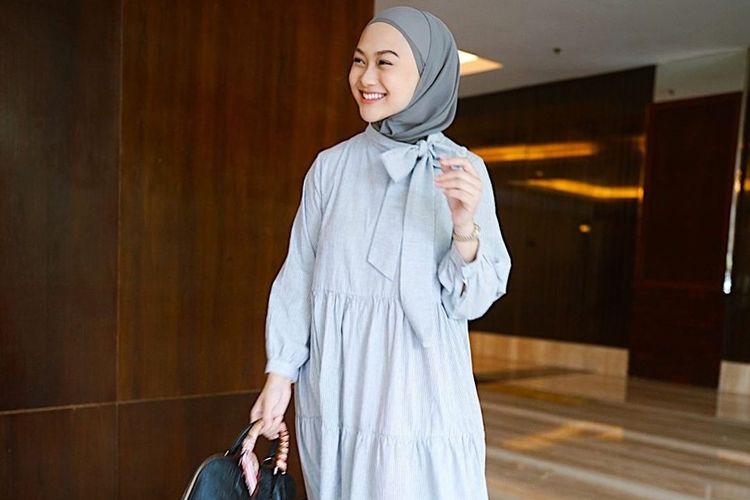 Inspirasi Model Dress Hijab Kekinian untuk Cewek Hijabers