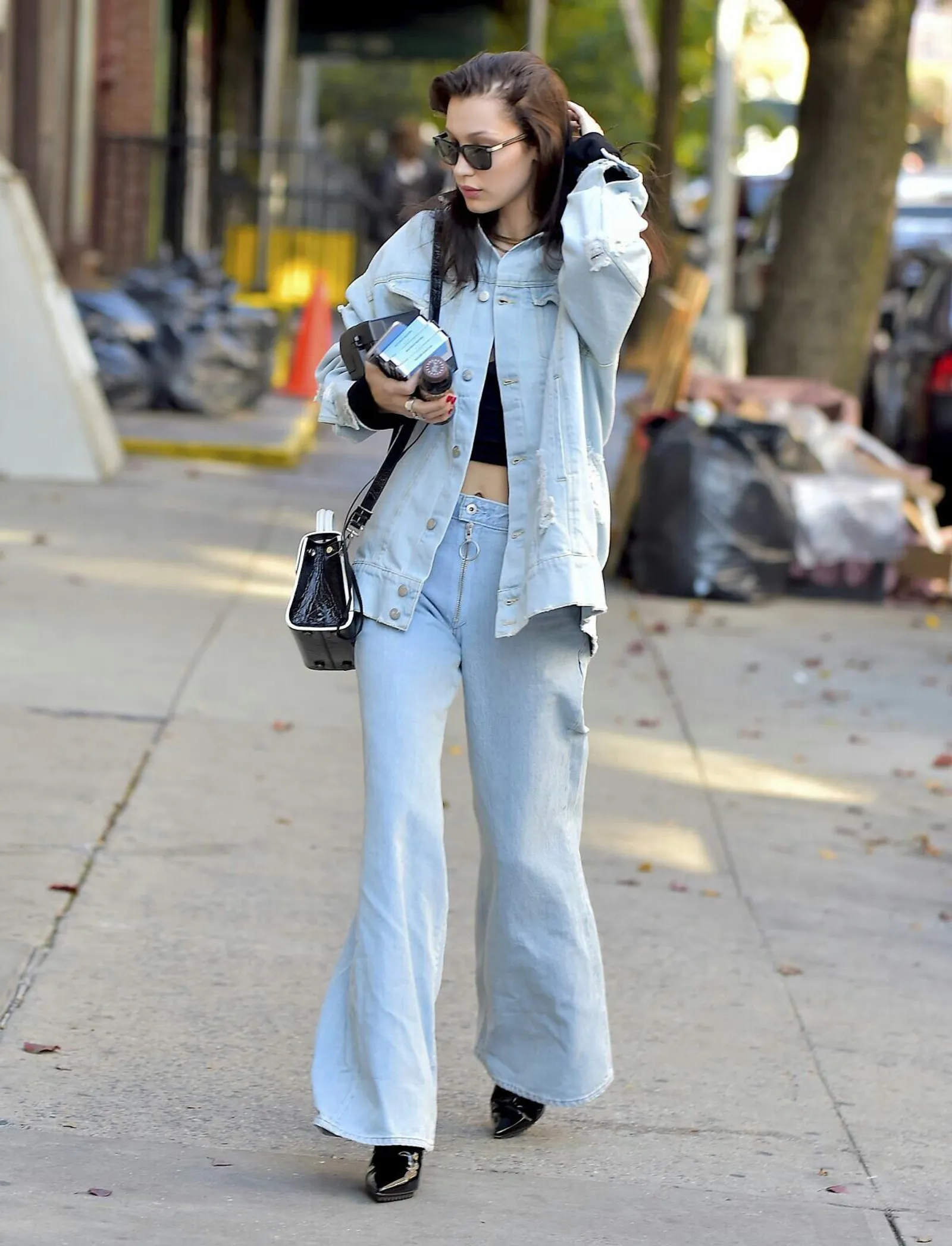 Tiru Gaya Seleb Hollywood Tampil Chic dengan Flared Jeans