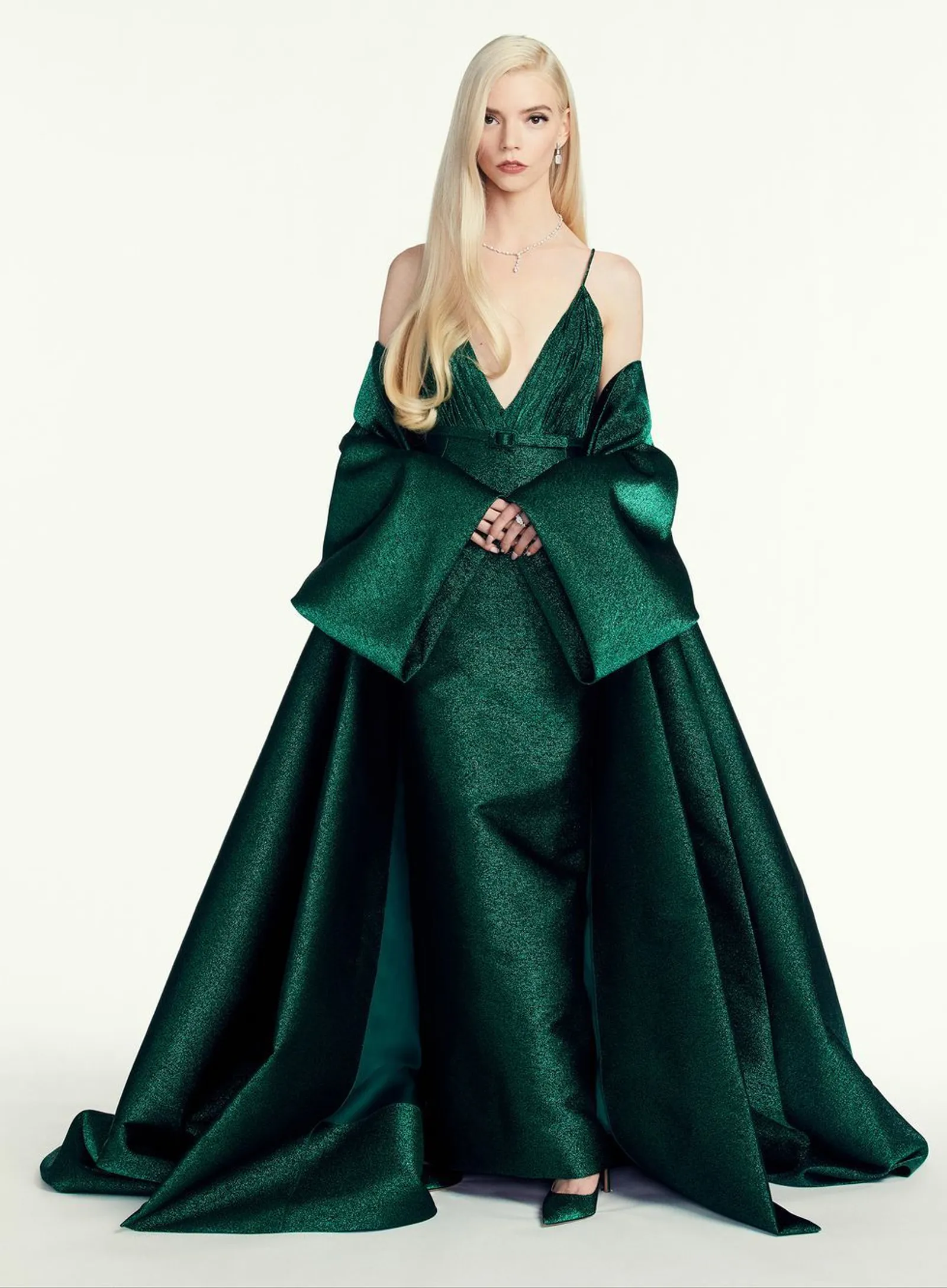 Cara Artis Padu-padankan Dress Hijau Emerald, Glamor di Karpet Merah!