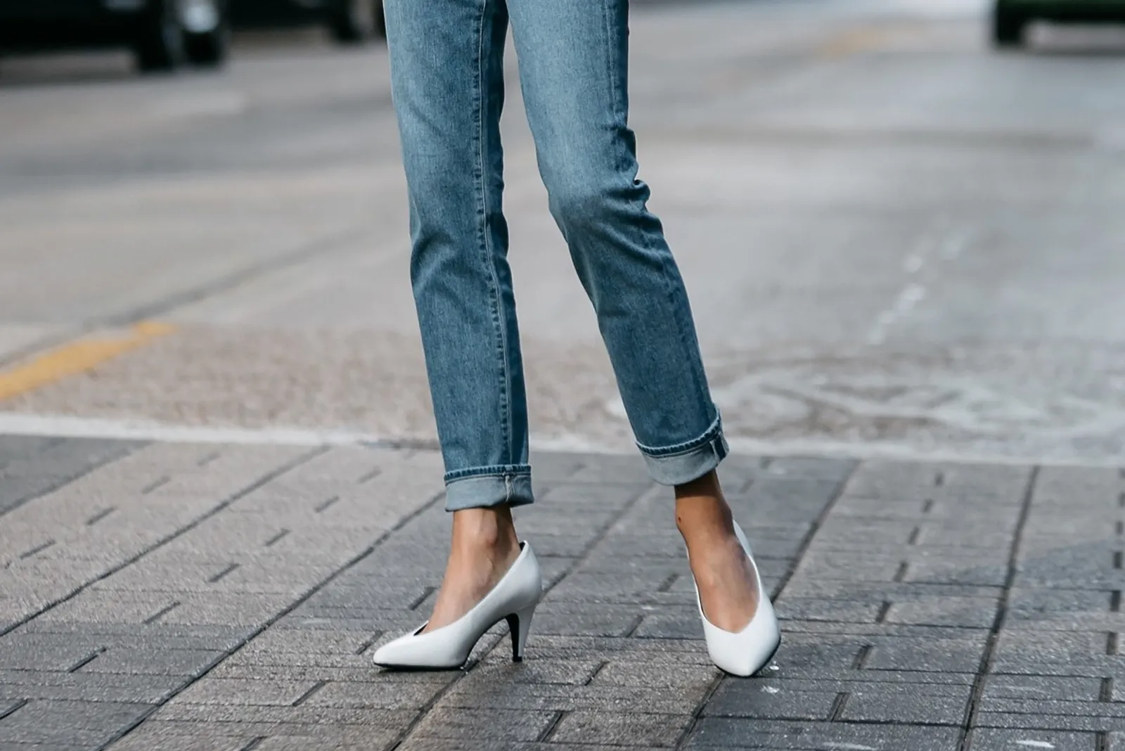 Cara Kekinian Melipat Celana Jeans yang Kepanjangan, Mudah Dicoba!