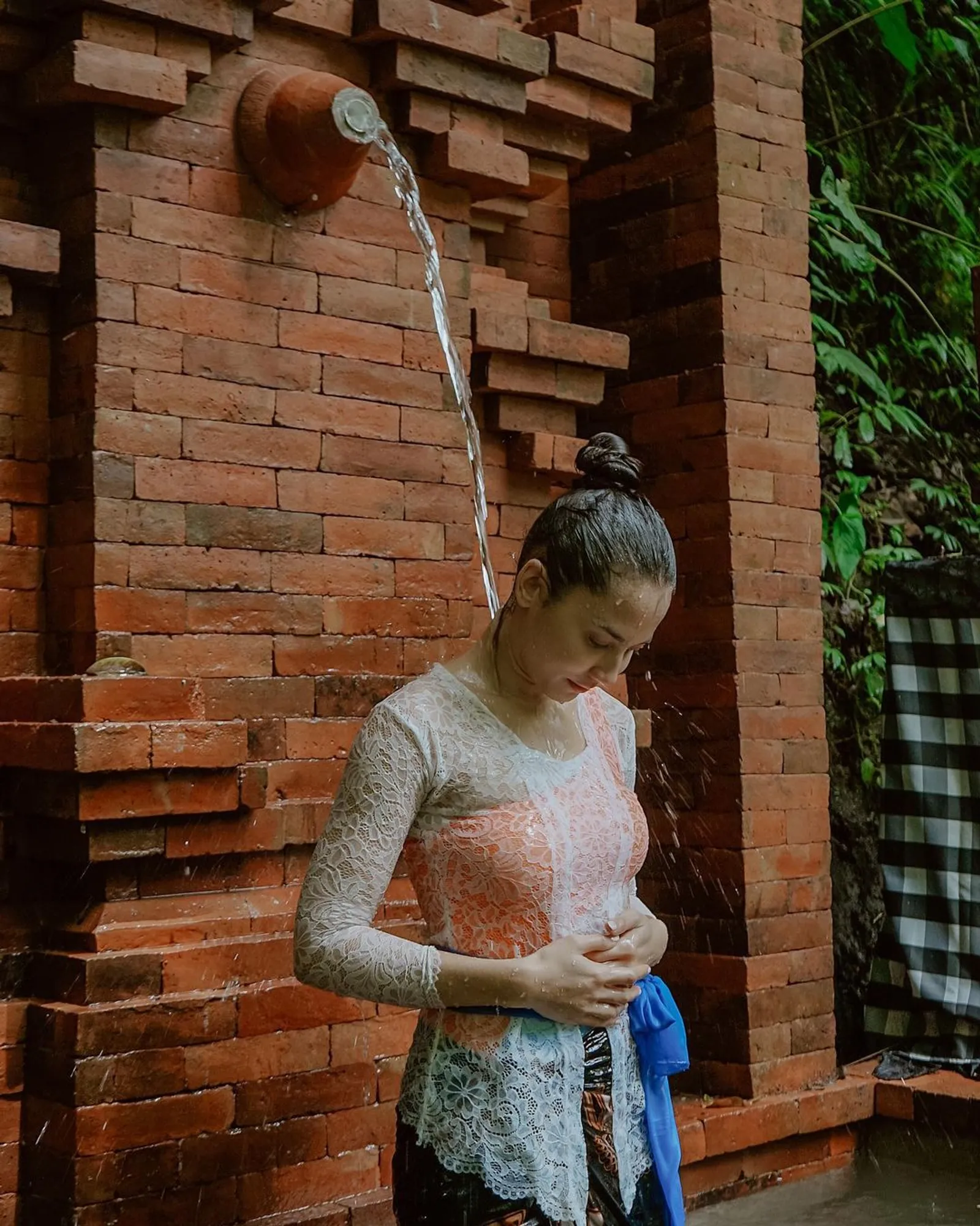 Potret Sensual Para Artis Indonesia Kenakan Kain Tradisional
