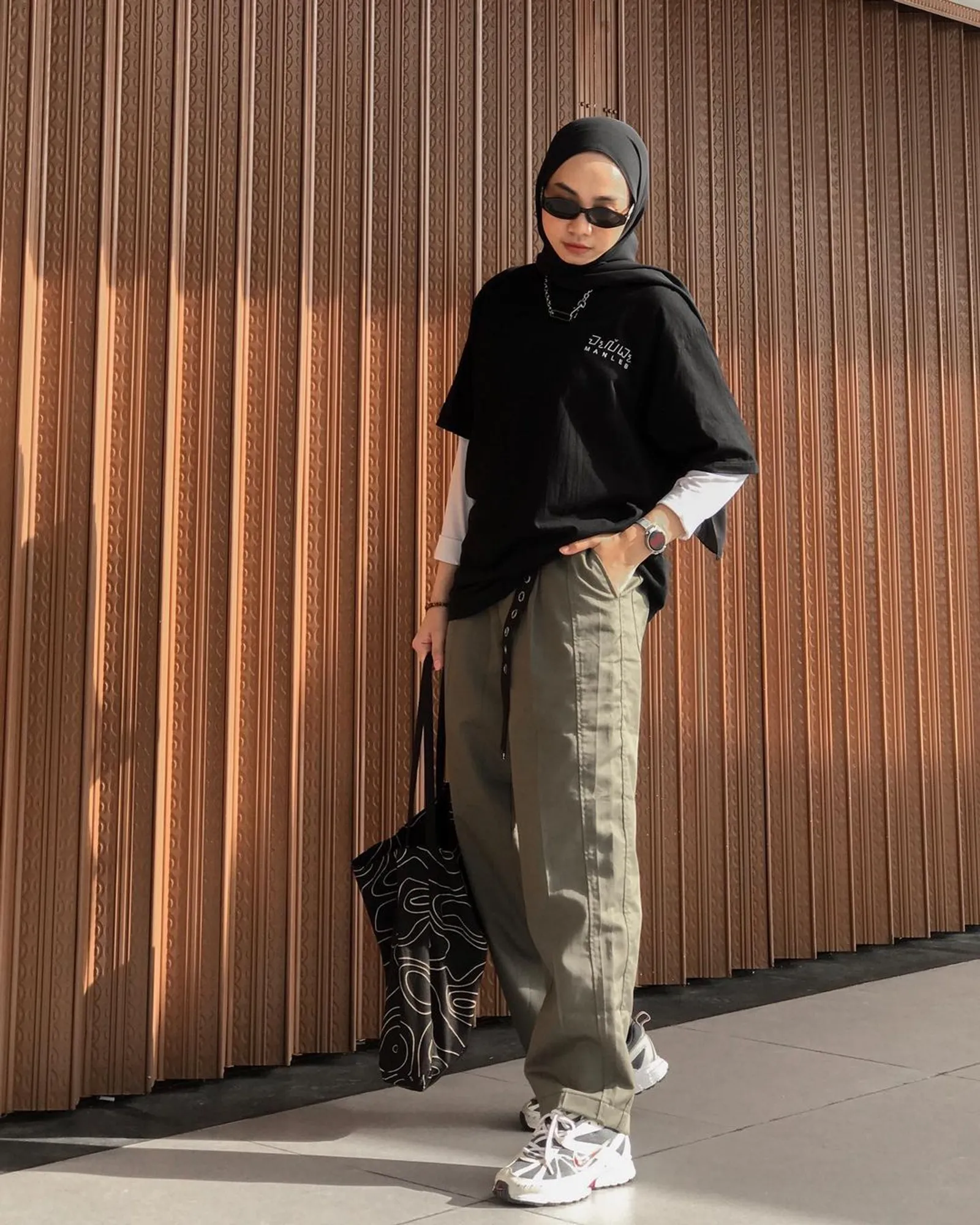 Deretan Fashion Item untuk Cewek Hijab yang Ingin Tampil Boyish