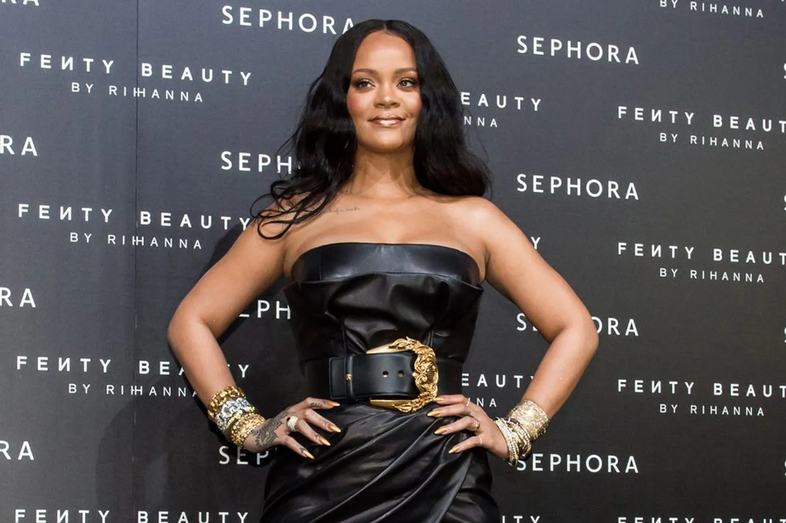 Tips Pakai Baju Bahan Kulit a La Bad Girl Rihanna