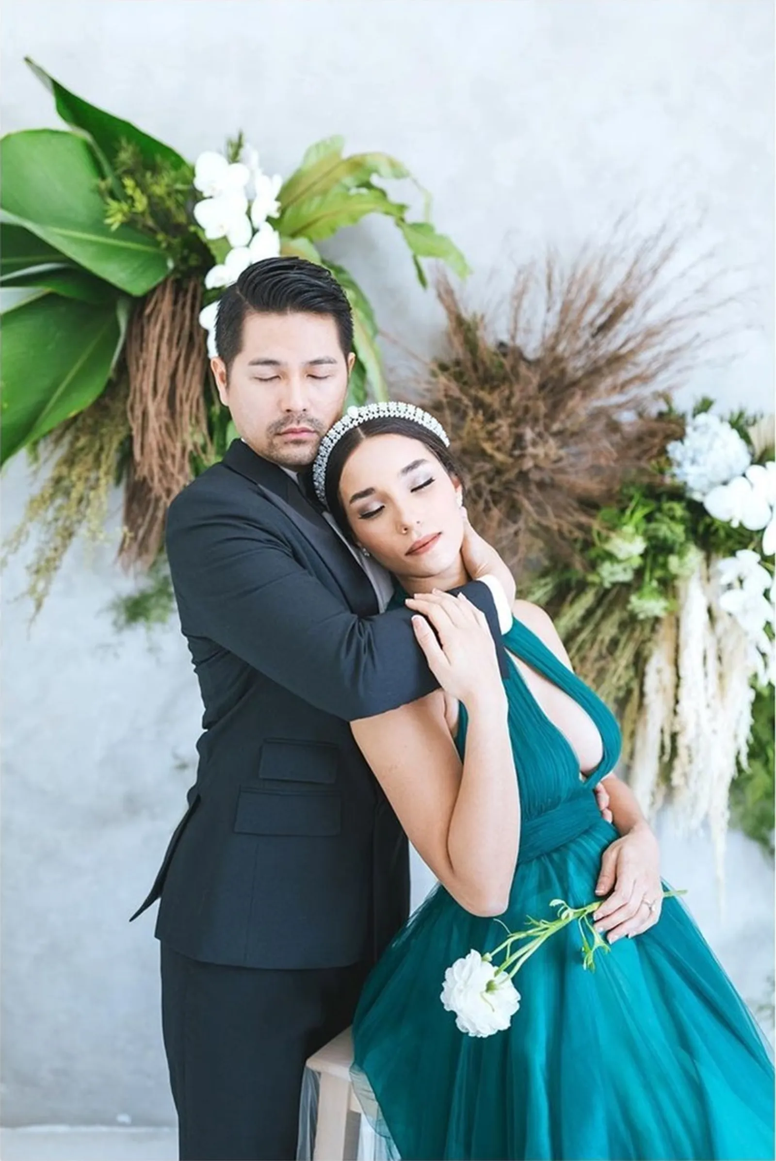 Ciuman Mesra, 10 Potret Pre-Wedding Erick Iskandar dan Vanessa Lima