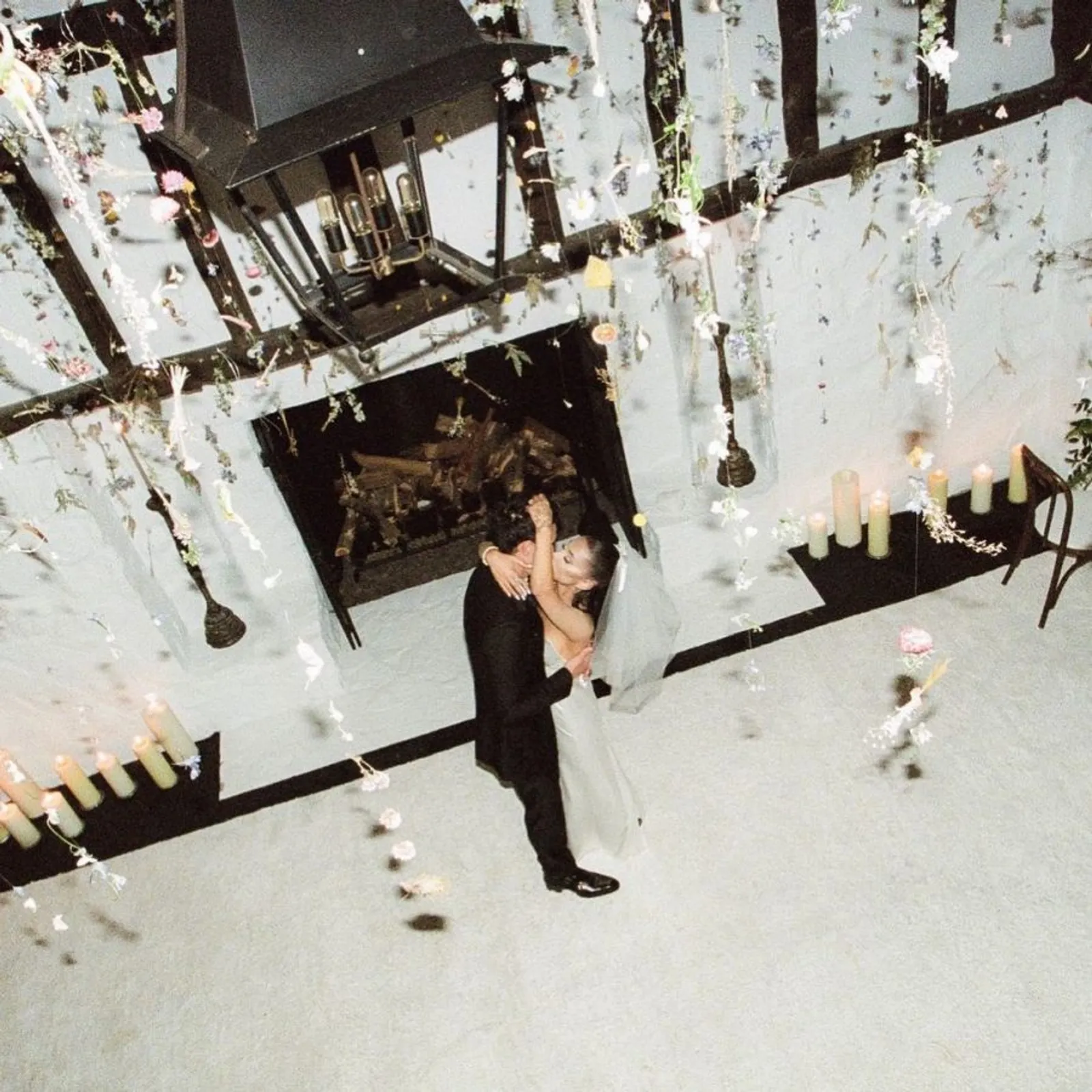 Intim Banget, Ini Foto-foto Pernikahan Ariana Grande & Dalton Gomez