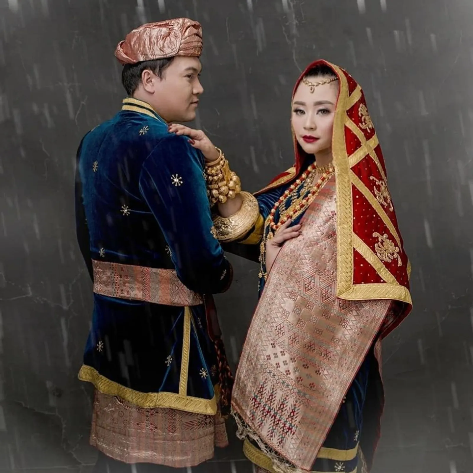 Gaya Artis Muda Lakukan Pre-Wedding dengan Adat Minang