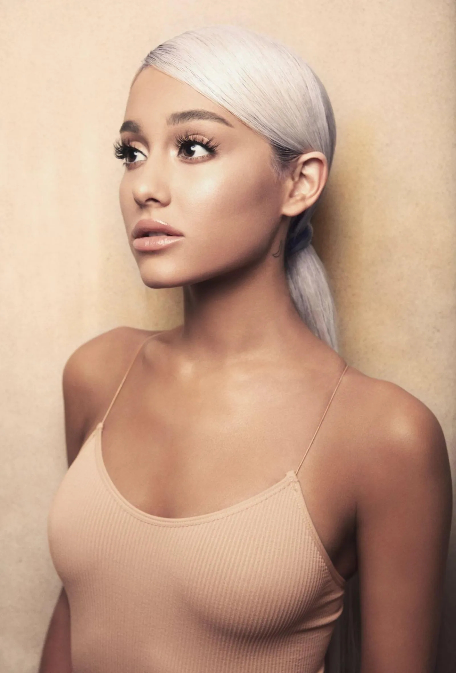 Perubahan Gaya Ariana Grande di Cover Album Dulu hingga Sekarang