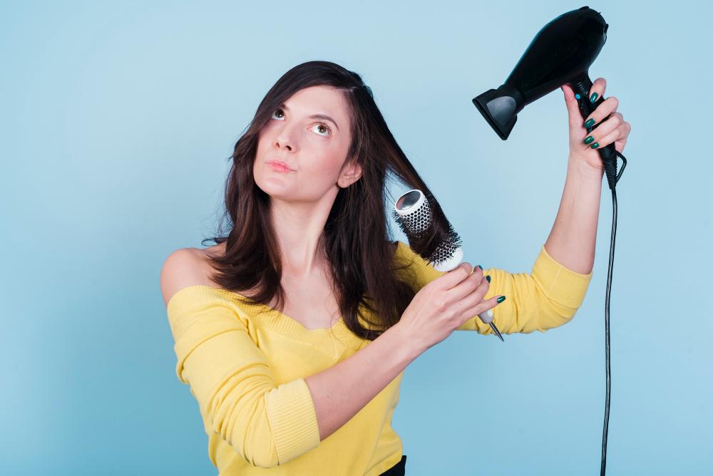 5 Dampak Buruk Terlalu Sering Mengeringkan Rambut dengan Hairdryer