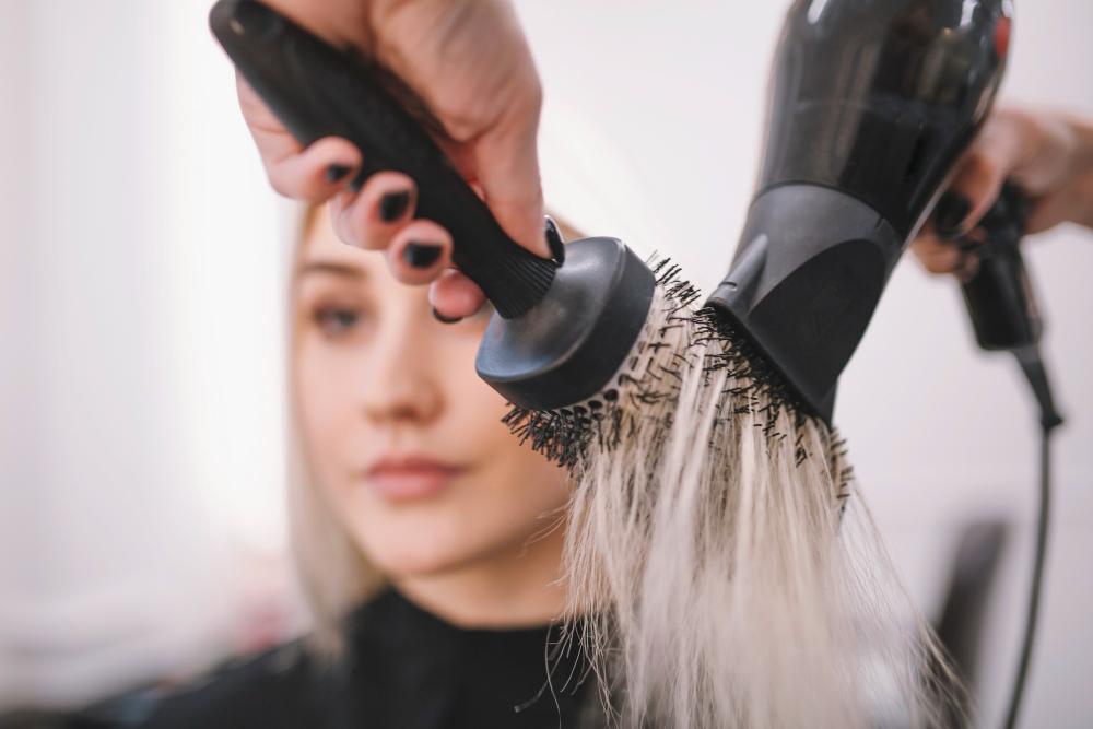 5 Dampak Buruk Terlalu Sering Mengeringkan Rambut dengan Hairdryer