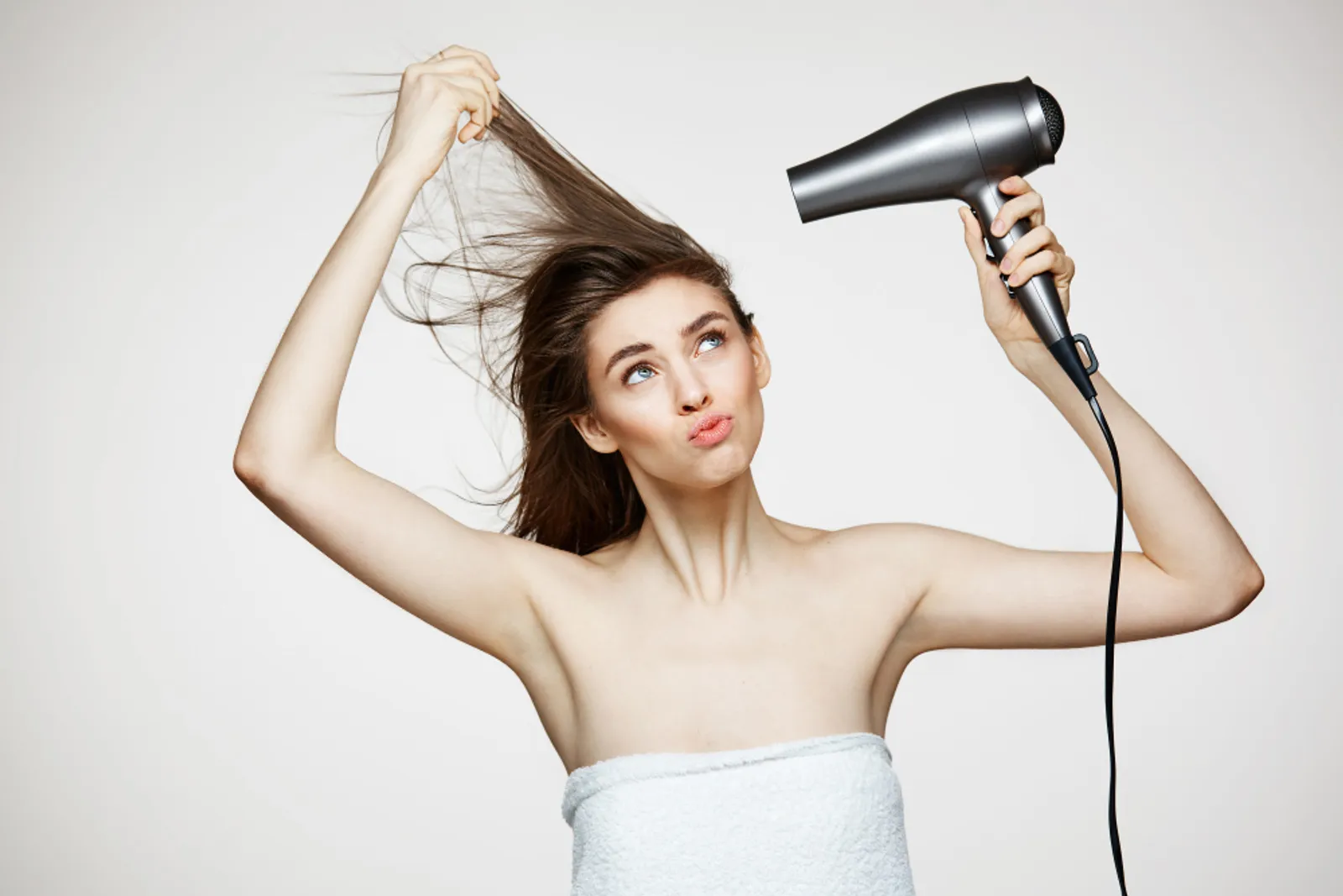 5 Dampak Buruk Terlalu Sering Mengeringkan Rambut dengan Hairdryer