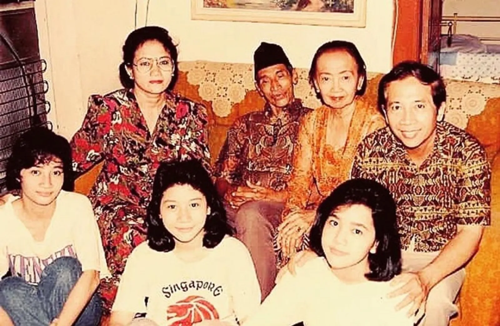 12 Potret Lawas Keluarga Artis, dari Hito Caesar Sampai Maudy Ayunda!