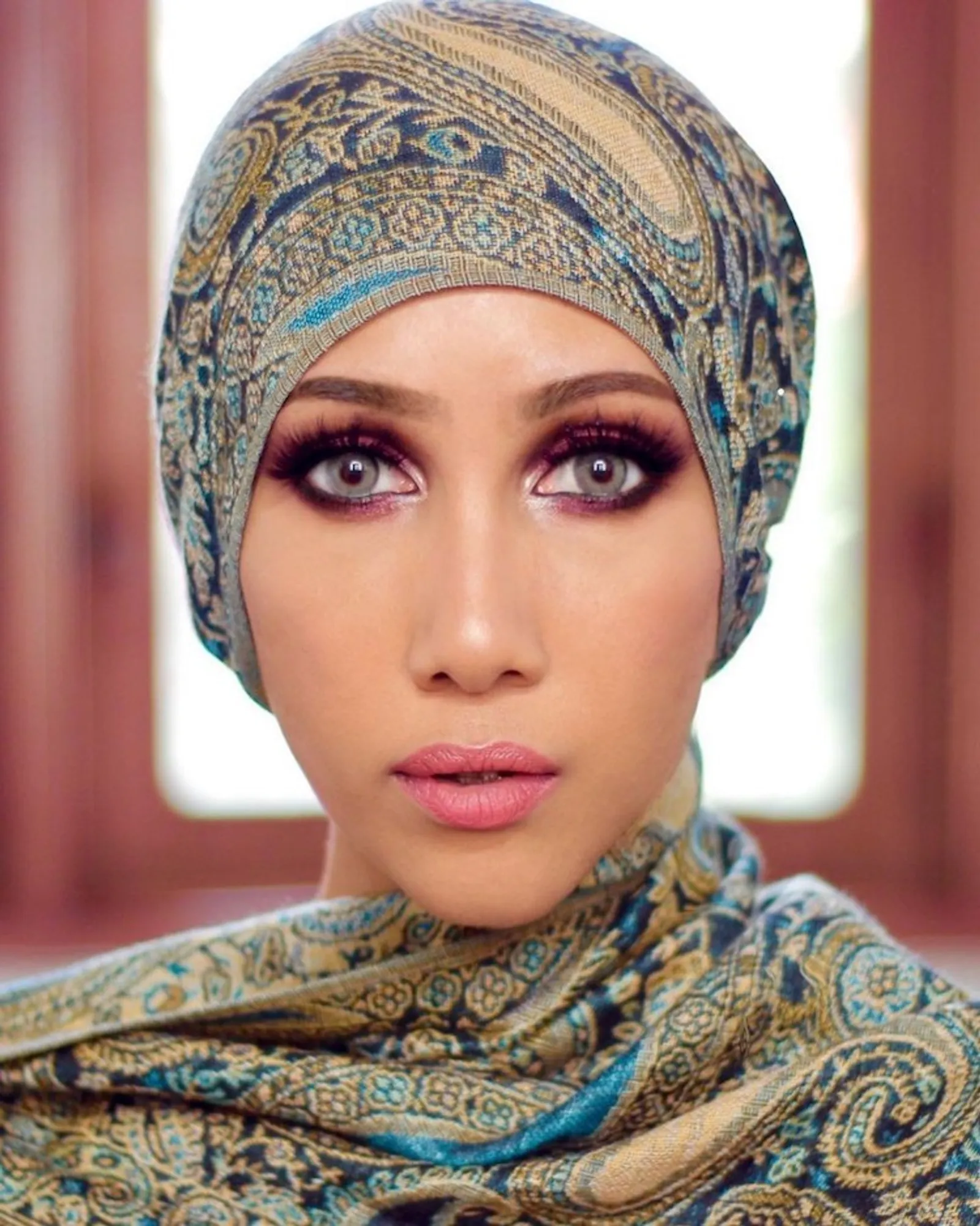 9 Inspirasi Makeup Bold ala Suhay Salim, Dijamin Bikin Makin Glamor!