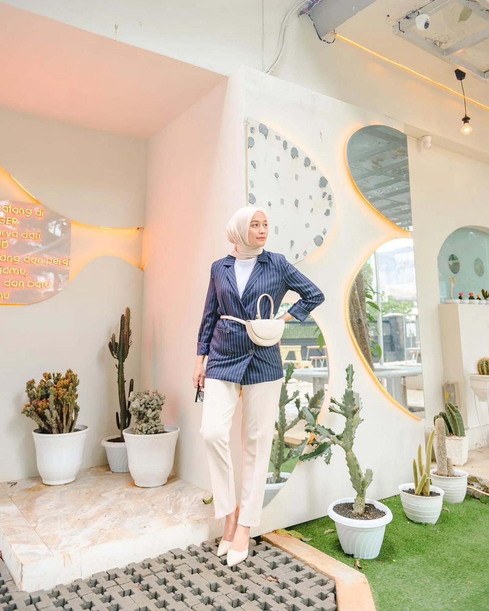 Cara Paling Stylish Padu-padan Blazer untuk Perempuan Hijabers