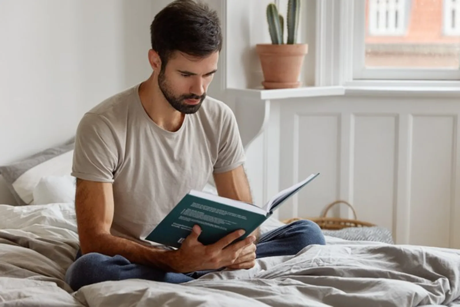 7 Alasan Menarik Mengapa Kamu Perlu Mengencani Pria Kutu Buku