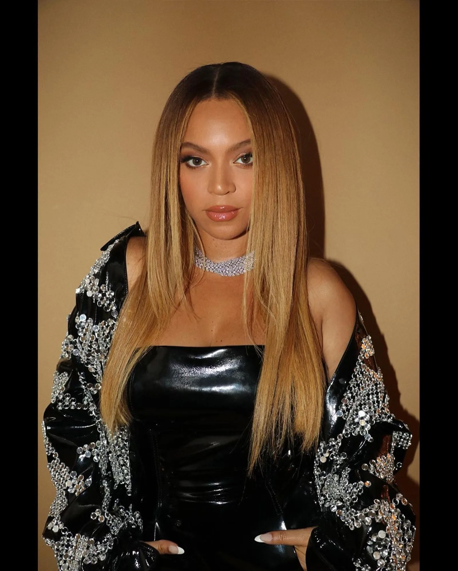 Ketat Banget! Beyoncé Pakai Mini Dress Temani Suami