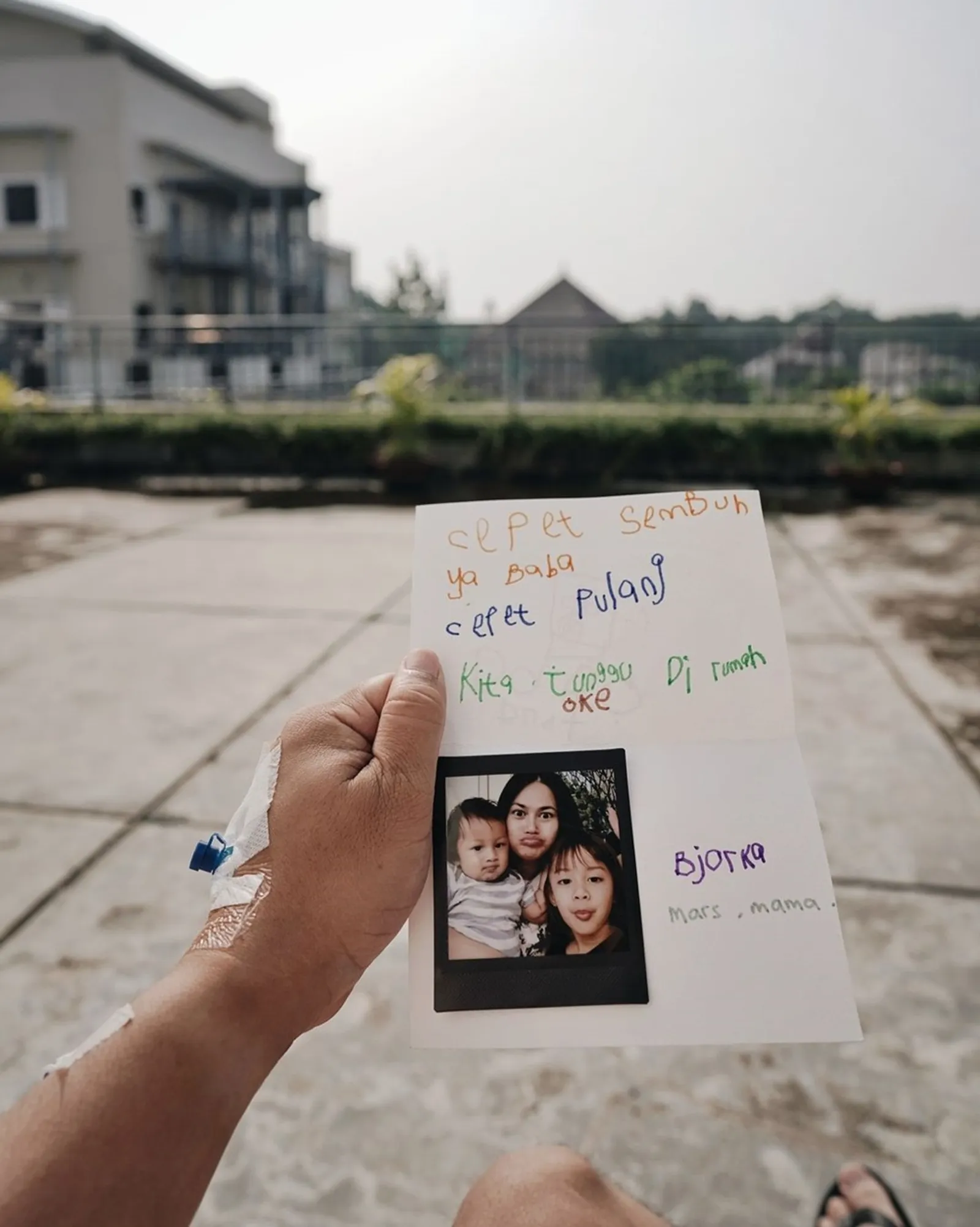 Rayakan Anniversary Terpisah, 10 Potret Kompak Ringgo Agus & Keluarga
