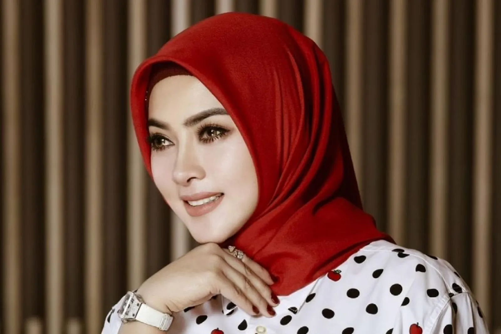 7 Potret Terkini Syahrini Kenakan Hijab, Bikin Hati Adem!