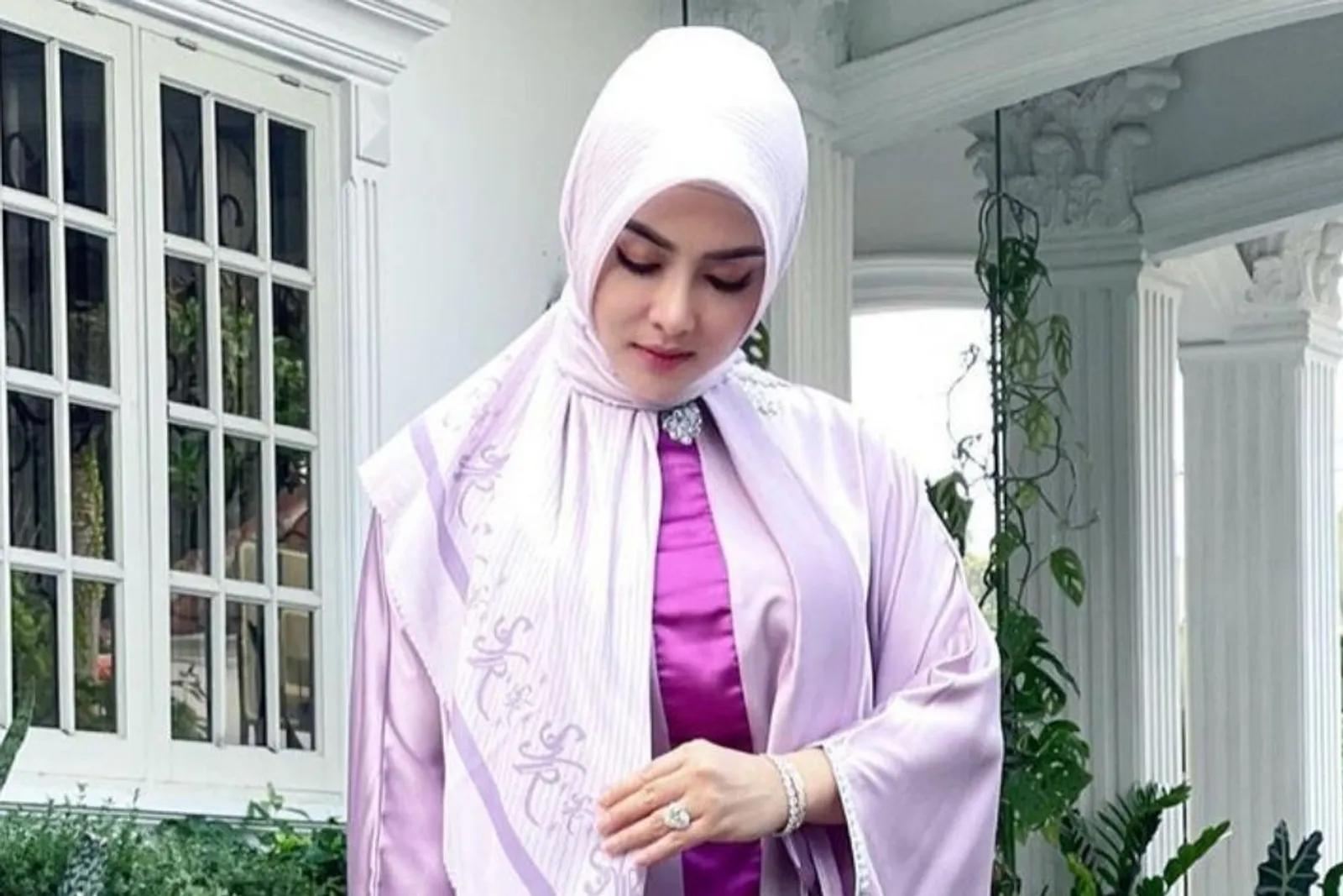 7 Potret Terkini Syahrini Kenakan Hijab, Bikin Hati Adem!