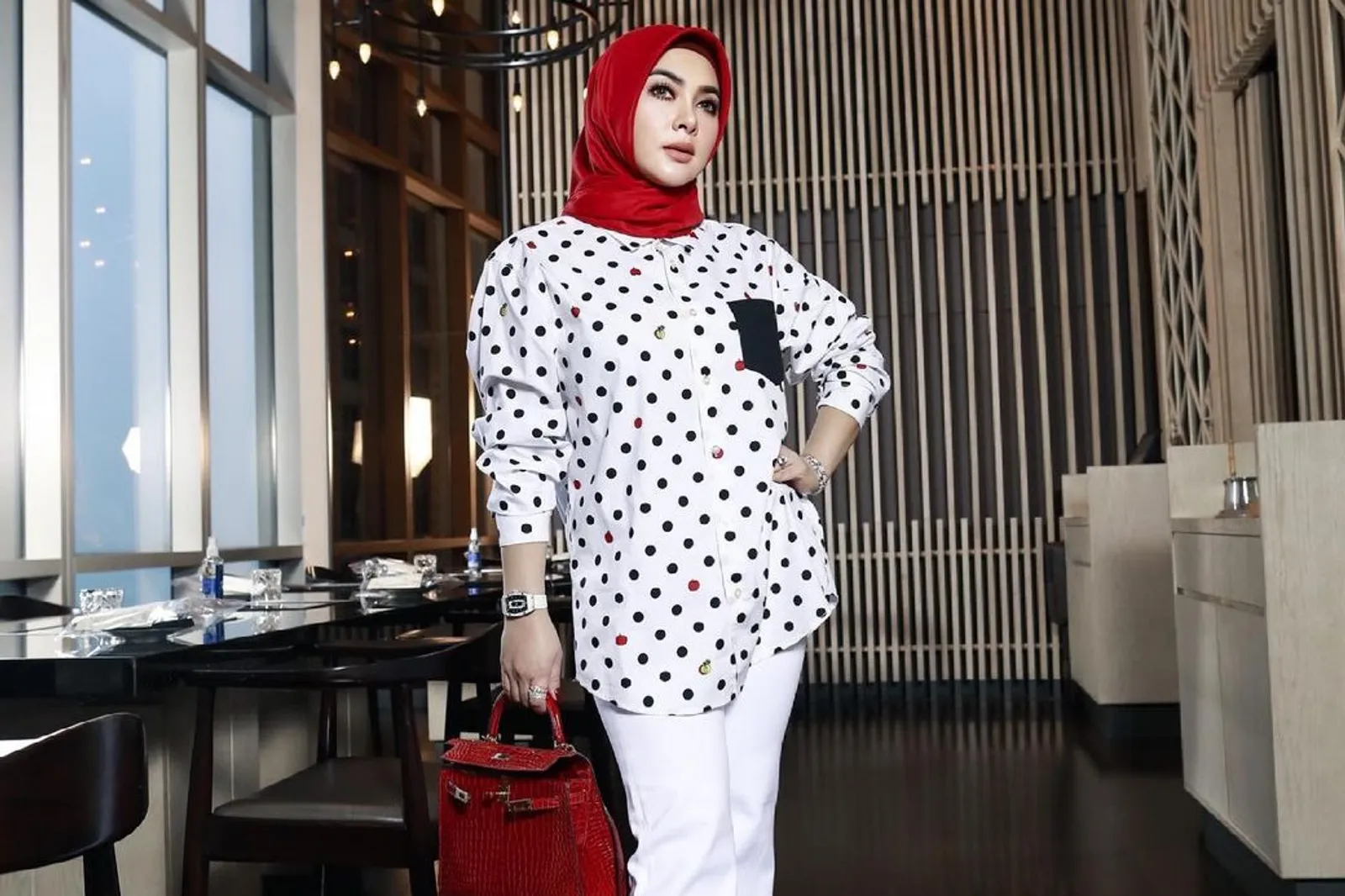 Intip Gaya Terkini Syahrini, Putuskan Hijrah Pakai Hijab 'Fancy'
