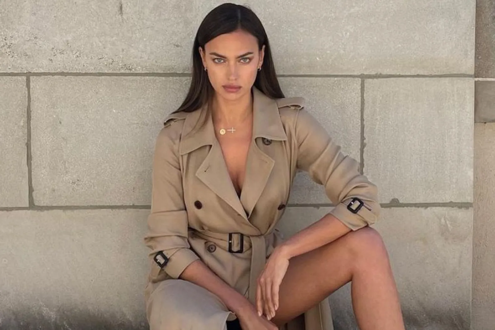 7 Gaya Berani dan Seksi Irina Shayk di Media Sosial