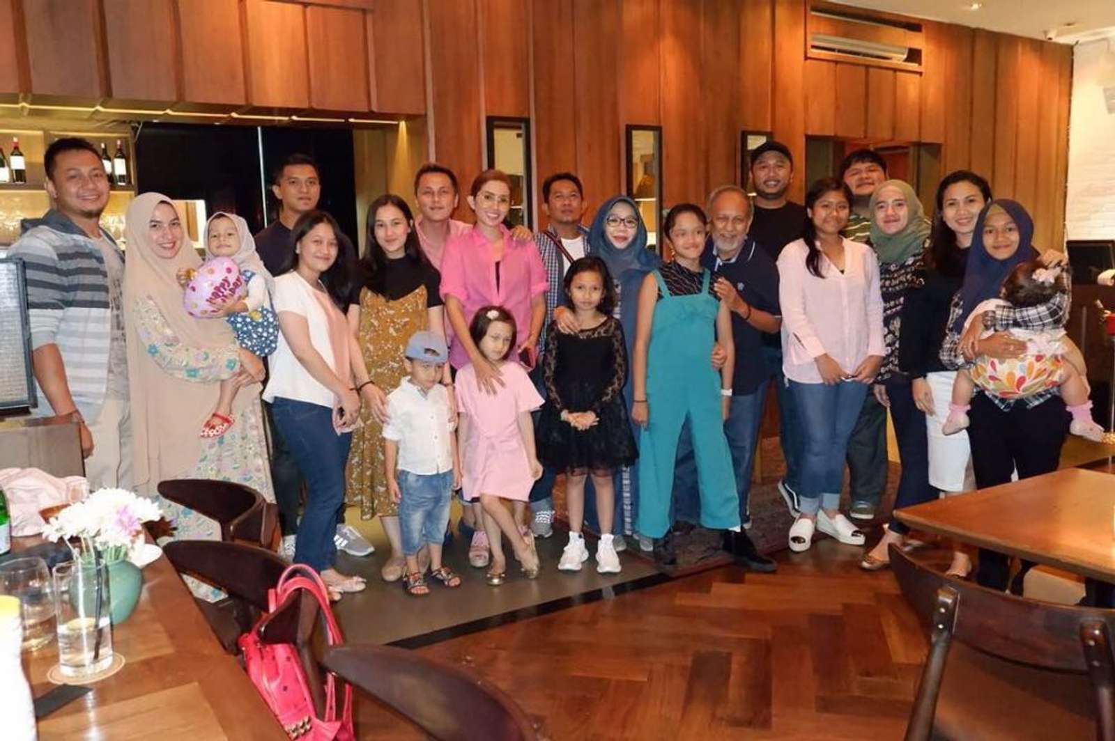 Berdarah Blasteran, 10 Potret Andhika Pratama Bareng Adik Perempuannya