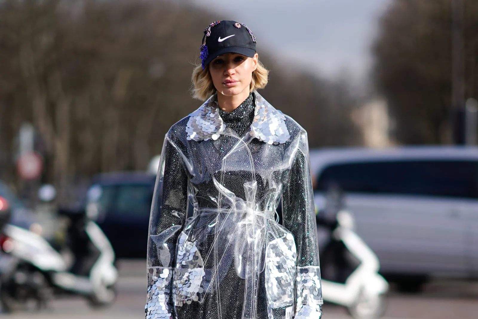 5 Cara Pakai Fashion Item Berbahan Plastik
