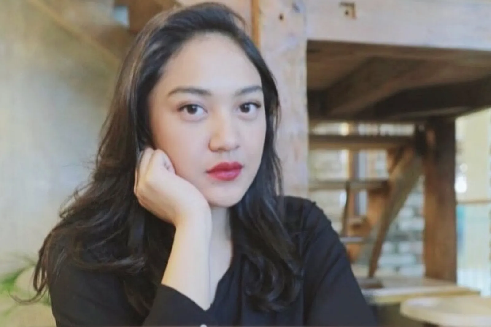 Natural Makeup Look ala Putri Tanjung, Mantan Kekasih Gofar Hilman