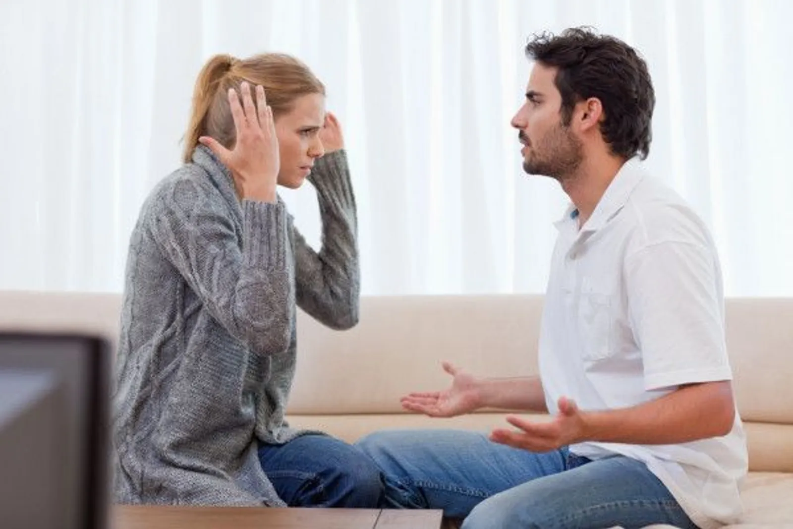7 Cara Menyikapi Suami yang Kurang Romantis