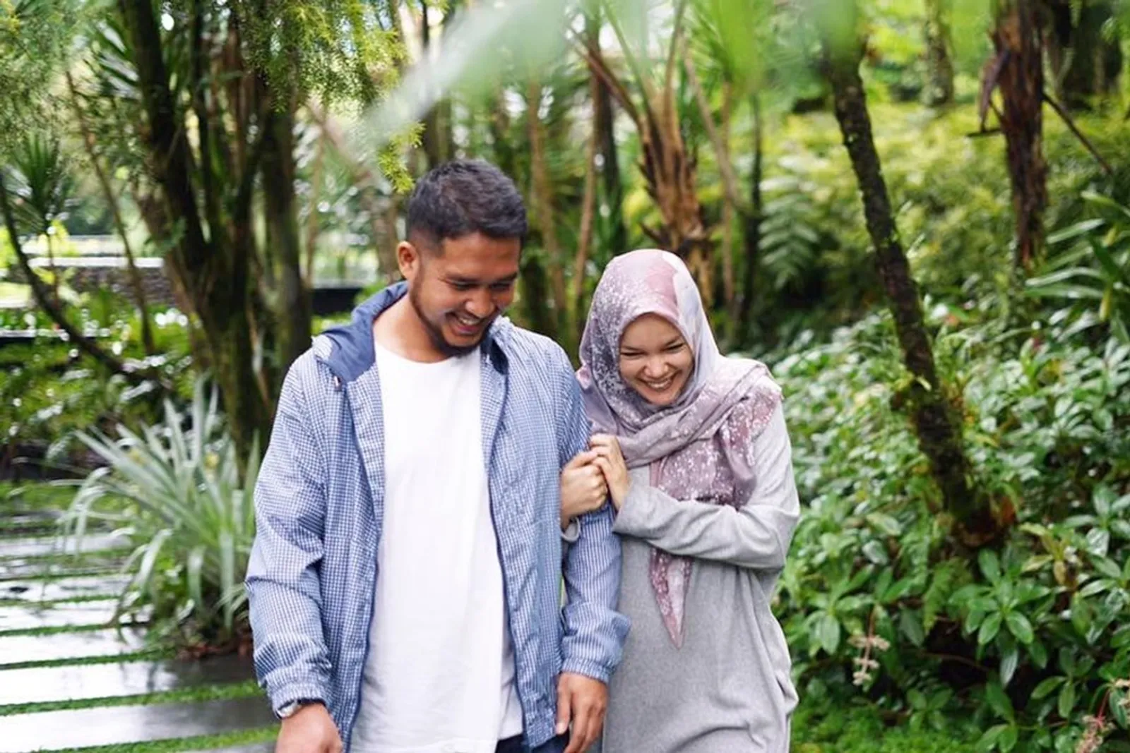 Jarang Diumbar, Begini Perjalanan Cinta Dewi Sandra dan Agus Rahman