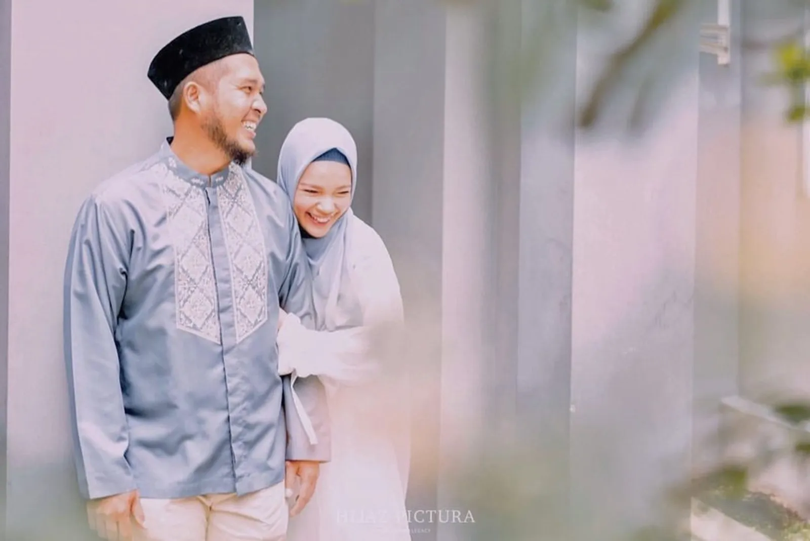 Jarang Diumbar, Begini Perjalanan Cinta Dewi Sandra dan Agus Rahman