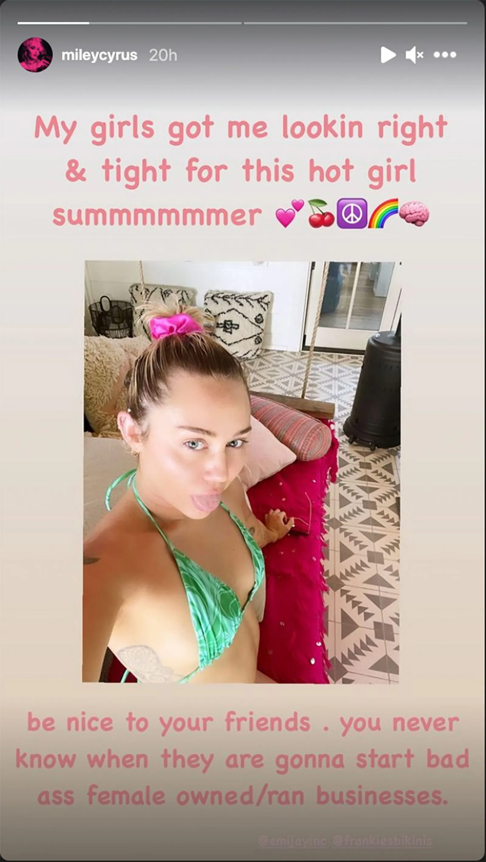 Selfie Pakai Bikini Seksi, Miley Cyrus Bagikan Pesan Penting!