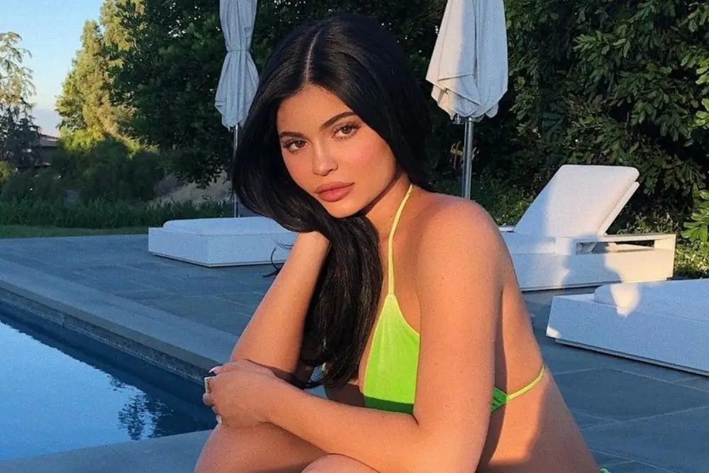 Begini Aksi Kylie Jenner Main Air, Basah dan Seksi!