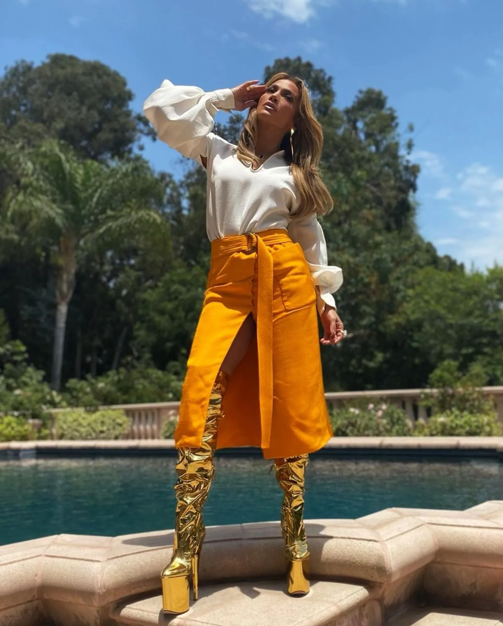Mewah! Jennifer Lopez Pakai Boots Emas di Pinggir Kolam Renang