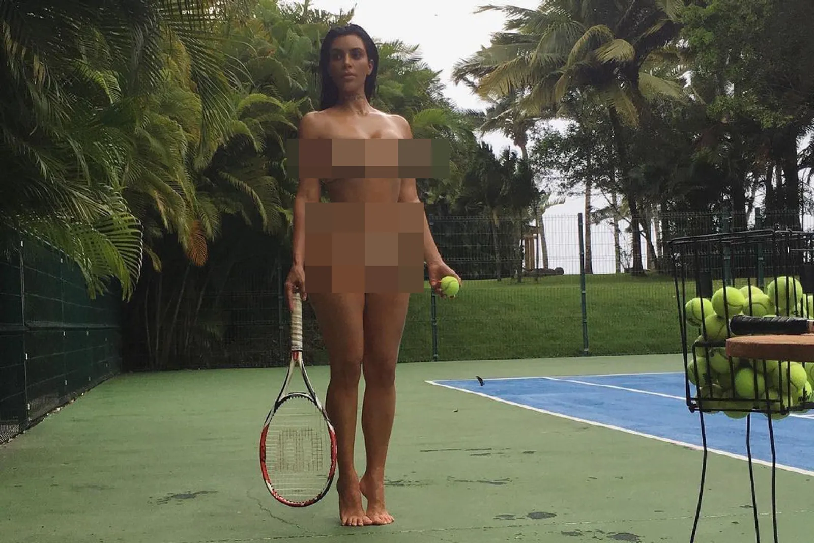 Main Tenis Hampir Telanjang, Cuma Kim Kardashian Orangnya!